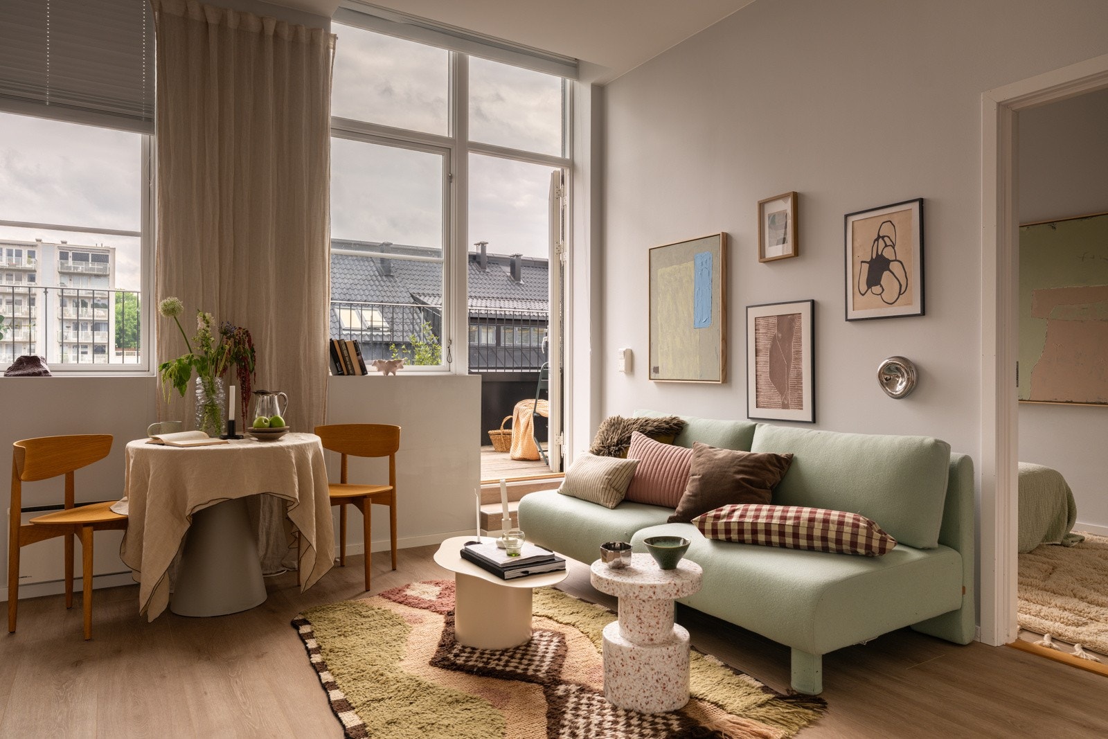 Stuen har store vinduer som slipper inn rikelig med naturlig lys, samtidig som det er lite innsyn. Galleribilde