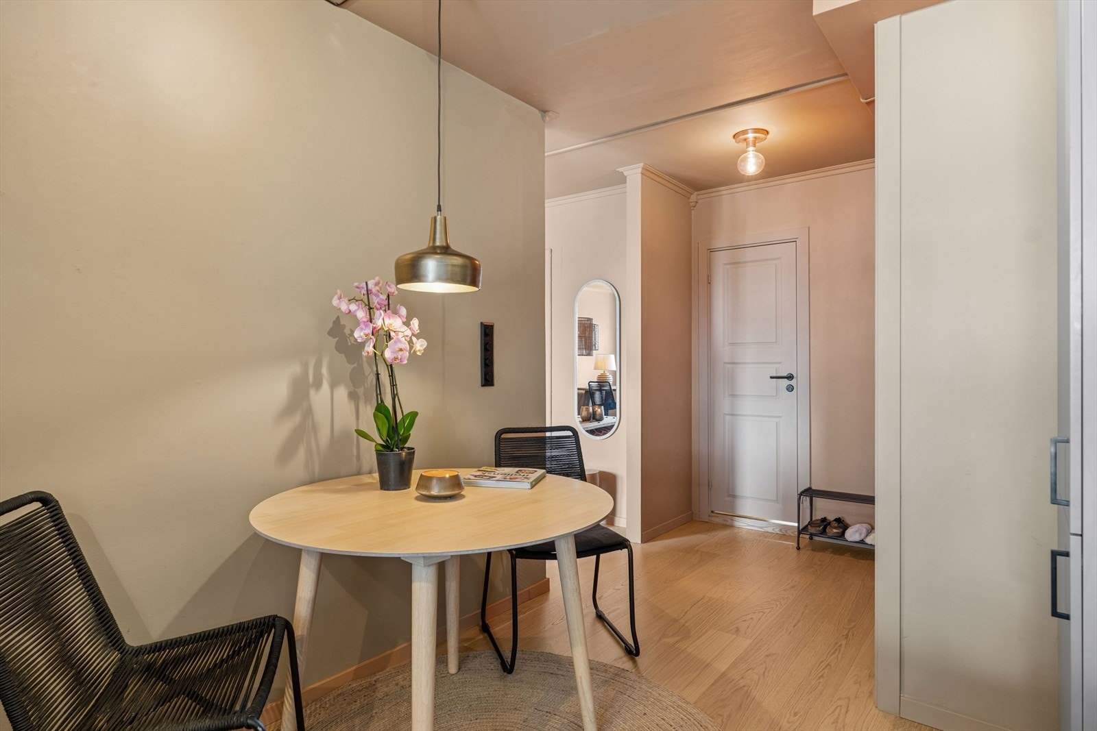 Lys og innbydende entré som ønsker deg velkommen hjem. Galleribilde