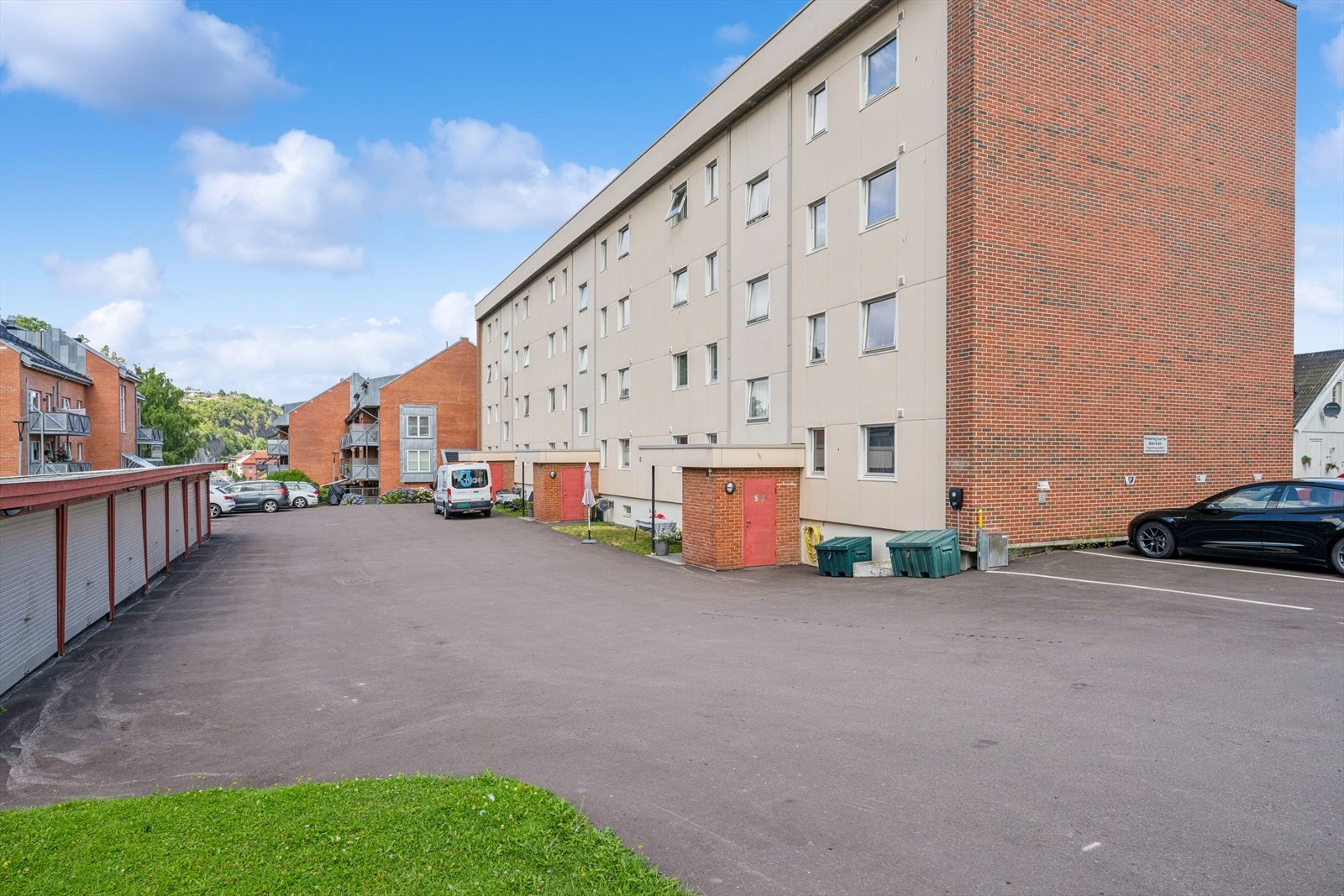 Felles gårdsplass med parkeringsmuligheter. Parkering går på annsinitet xxx Galleribilde