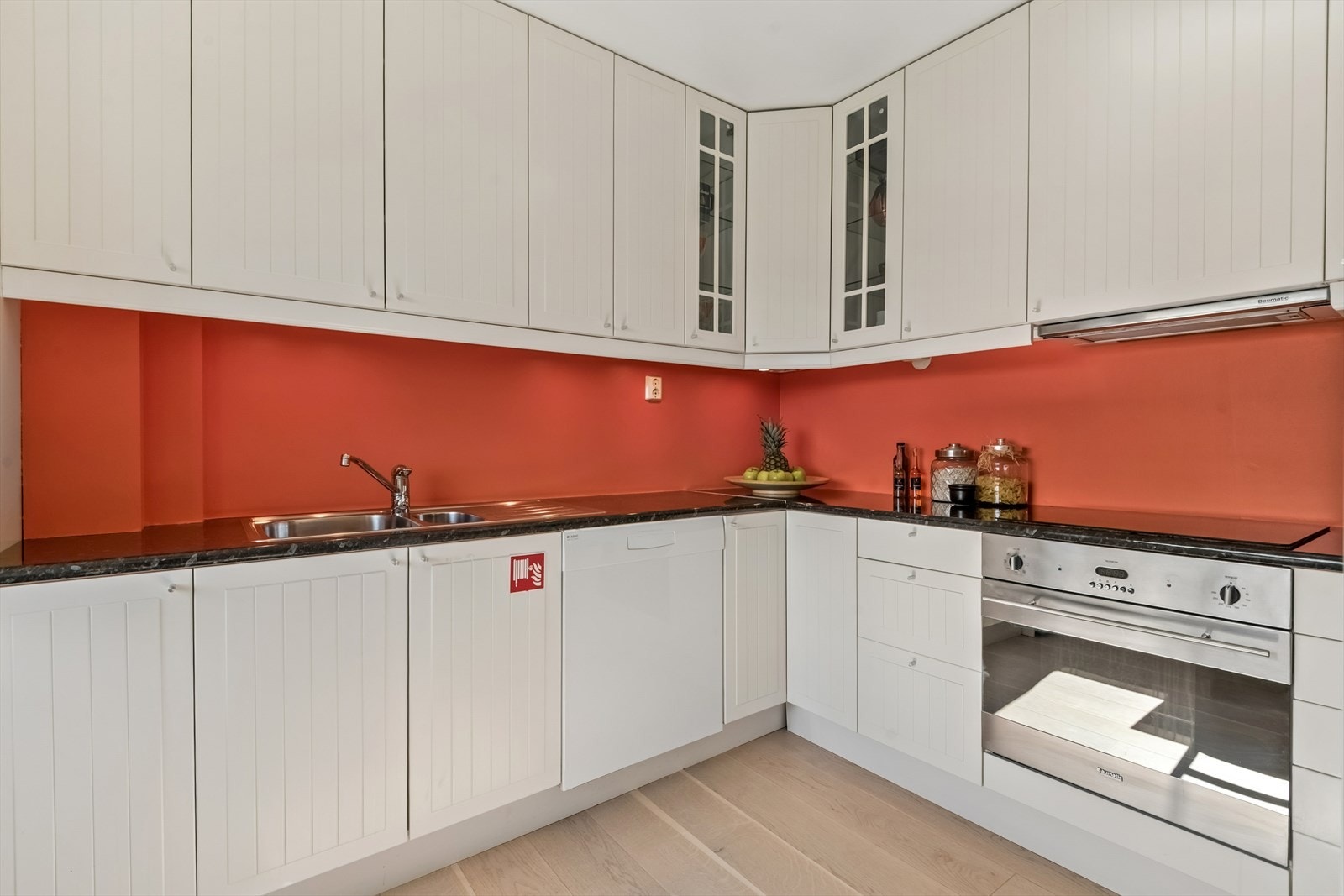 Kjøkken har IKEA takhøy innredning fra 2003 med integrert koketopp og stekeovn, ellers plass til oppvaskmaskin og kjøl/frys. Disse hvitevarene medfølger. Galleribilde