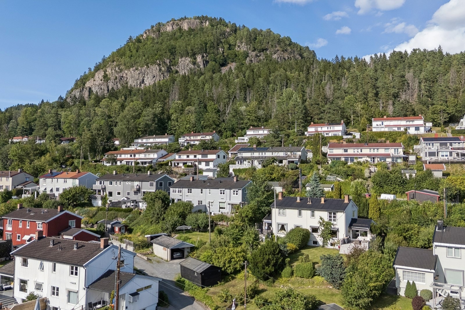 Høyt og fritt beliggende under Kolsåstoppen - flotte og grønne omgivelser! Galleribilde