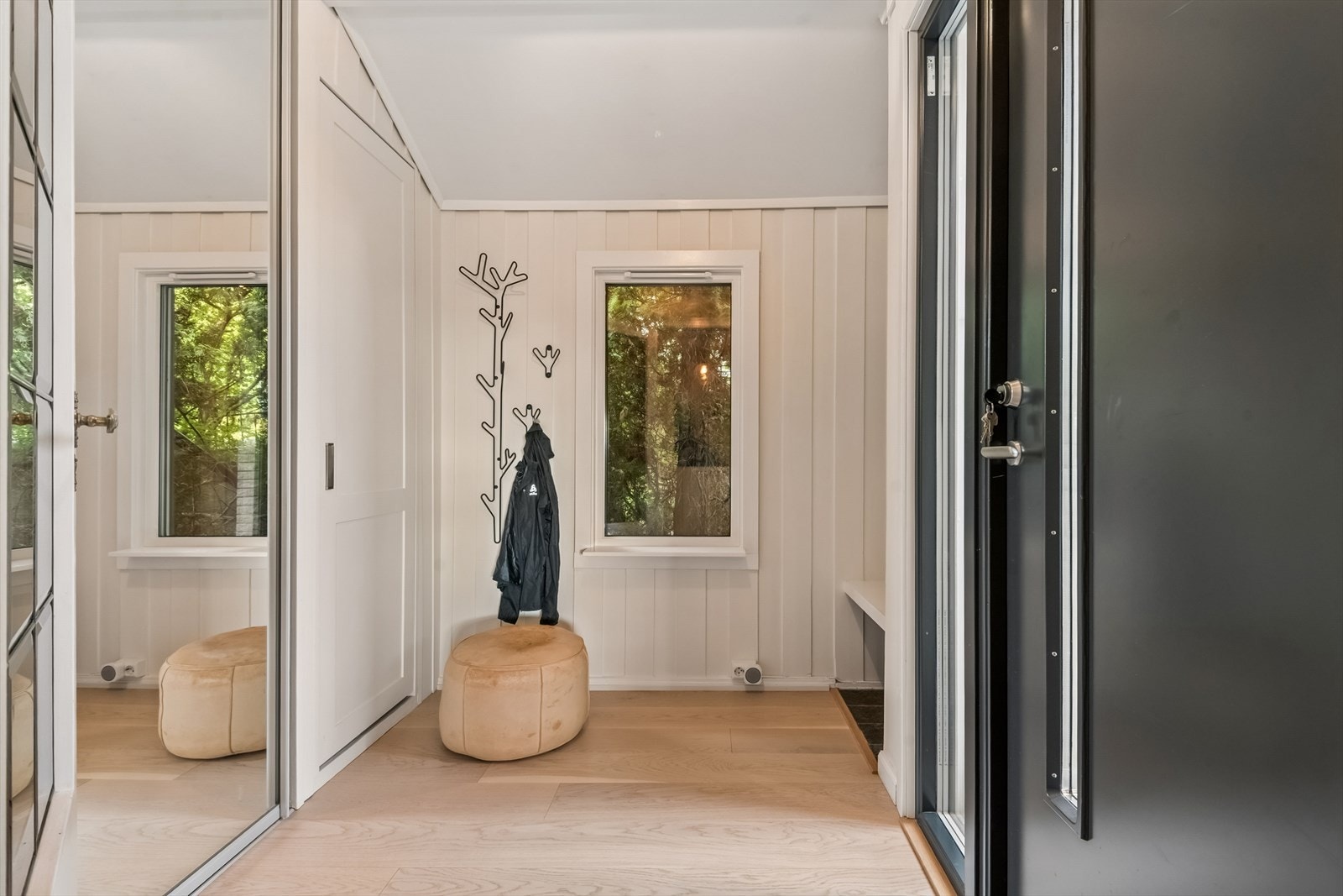Velkommen inn til Kolsåslia 26A - vindfanget er fra 1960. Skyvedørsgarderobe, inngangsdør fra 2019. Galleribilde