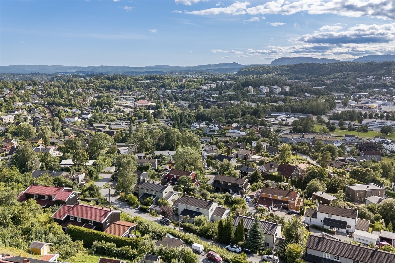 Kort vei ned til t-bane og buss og Brynsveien videre mot både Kolsås/Bekkestua/Sandvika. Galleribilde