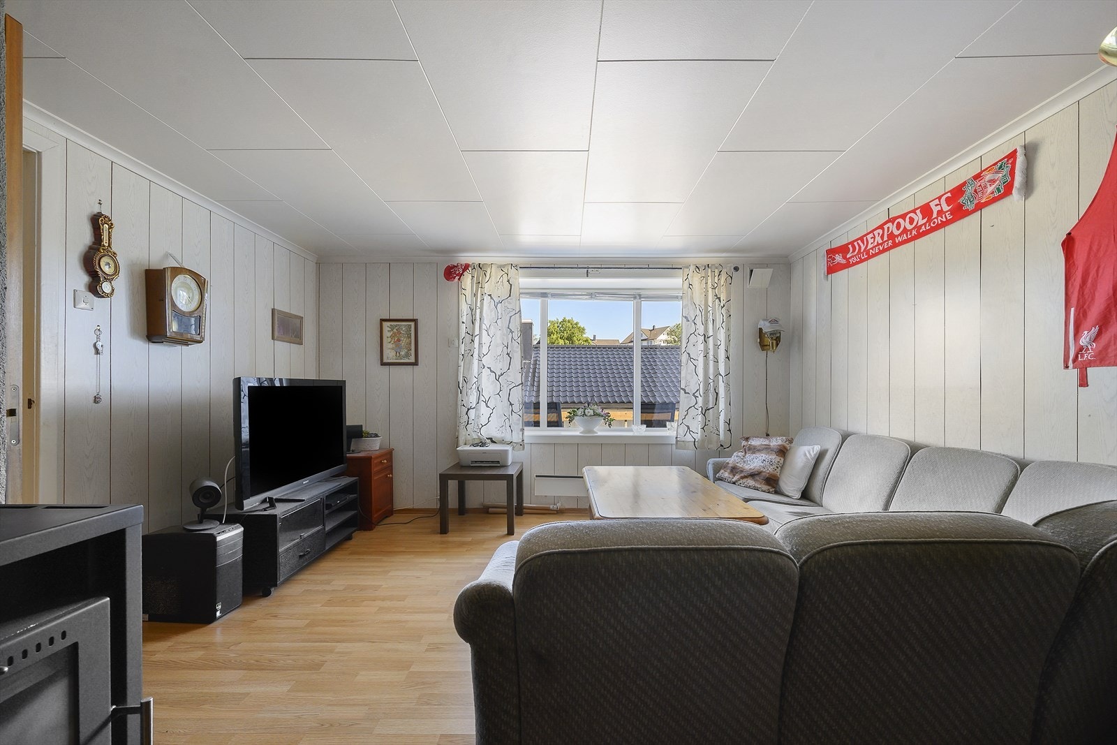 Vegger med laminatpanel og MDF-plater, og laminat på gulvet. Galleribilde