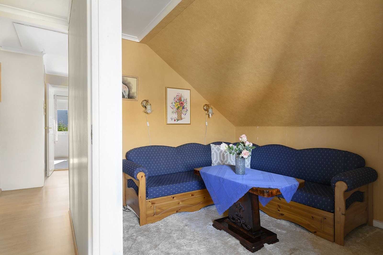 Loftstue i andre etasje gir ekstra plass for familien. Rommet kan og benyttes som soverom. Galleribilde