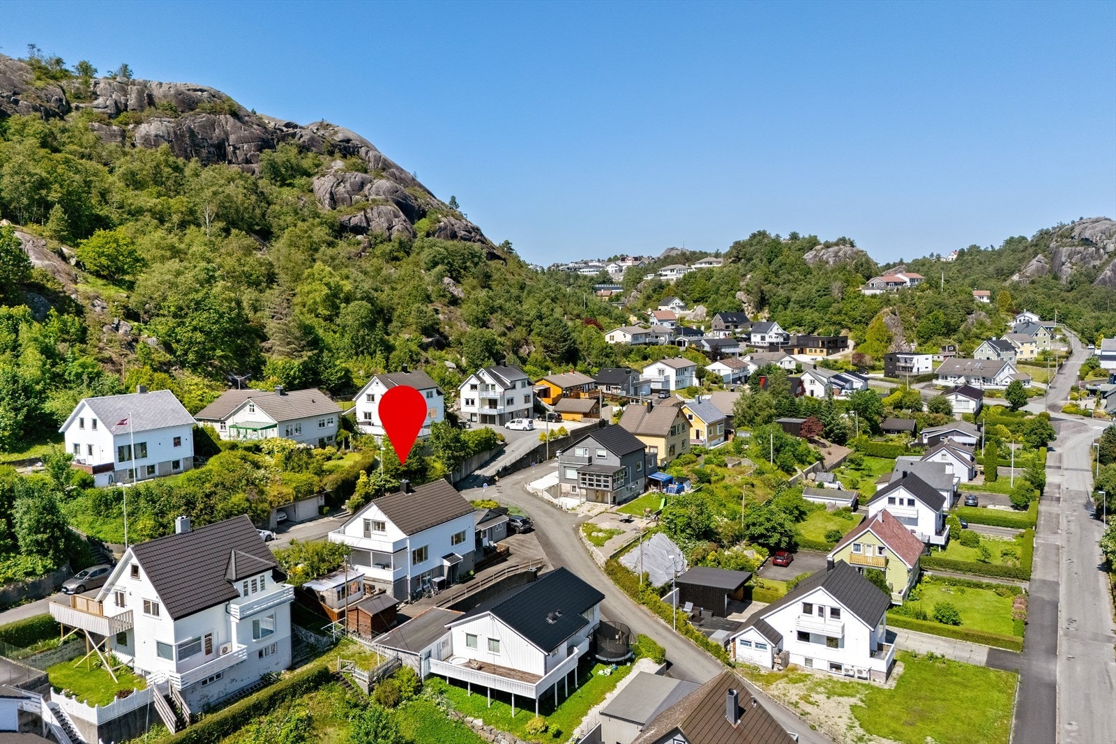 Beliggende i et etablert og barnevennlig boligområde med lite gjennomgangstrafikk. Galleribilde