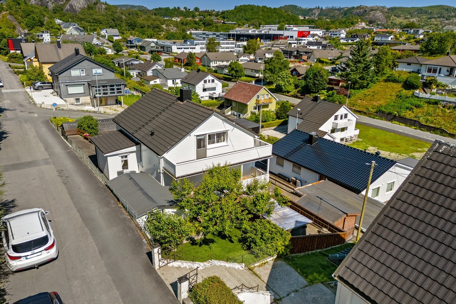 Nærområdet byr på skoler på alle trinn, barnehager, fotballhall, tennishall og svømmehall. Galleribilde