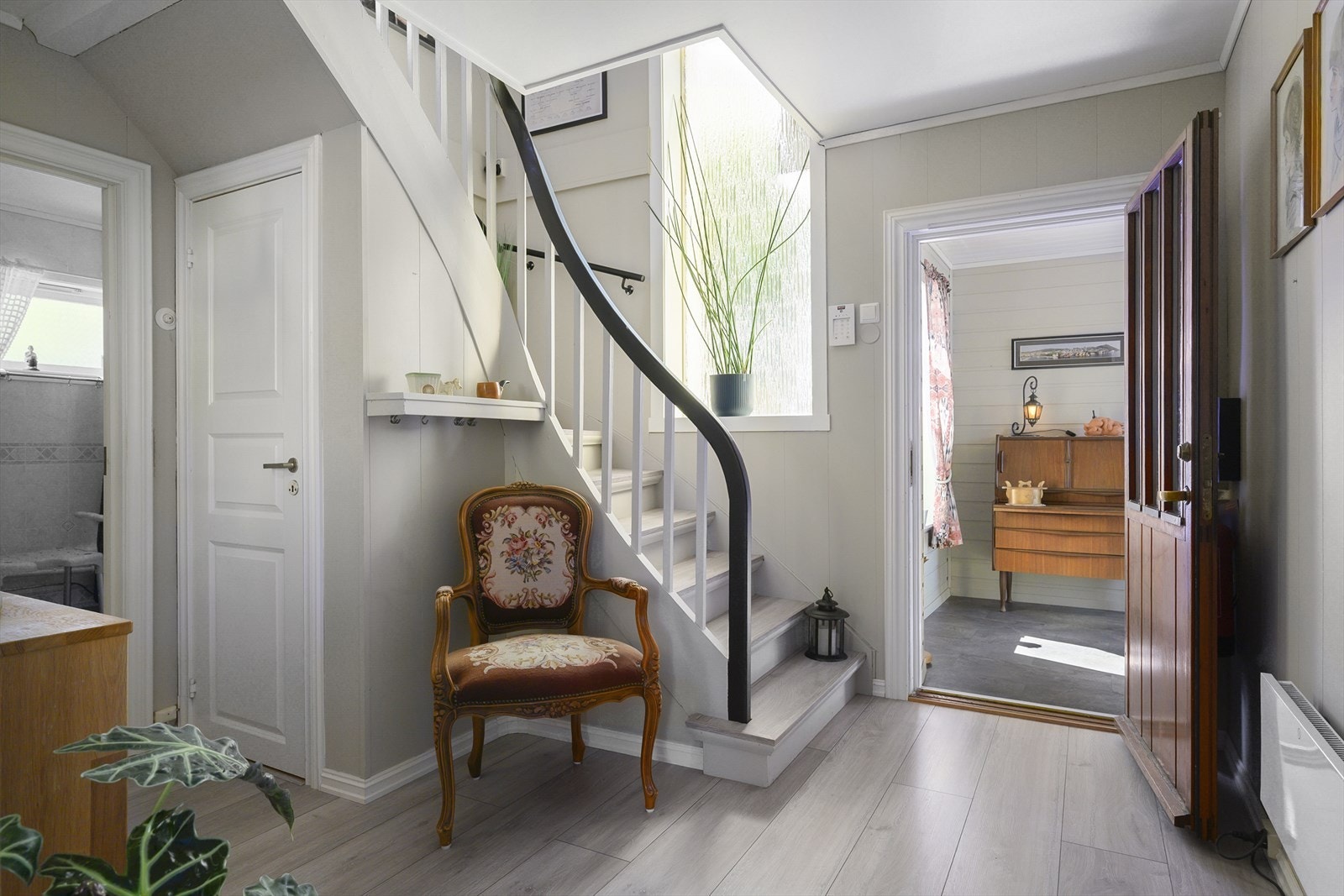 Hallen binder sammen etasjene med en malt tretrapp med laminat i trinnene. Galleribilde