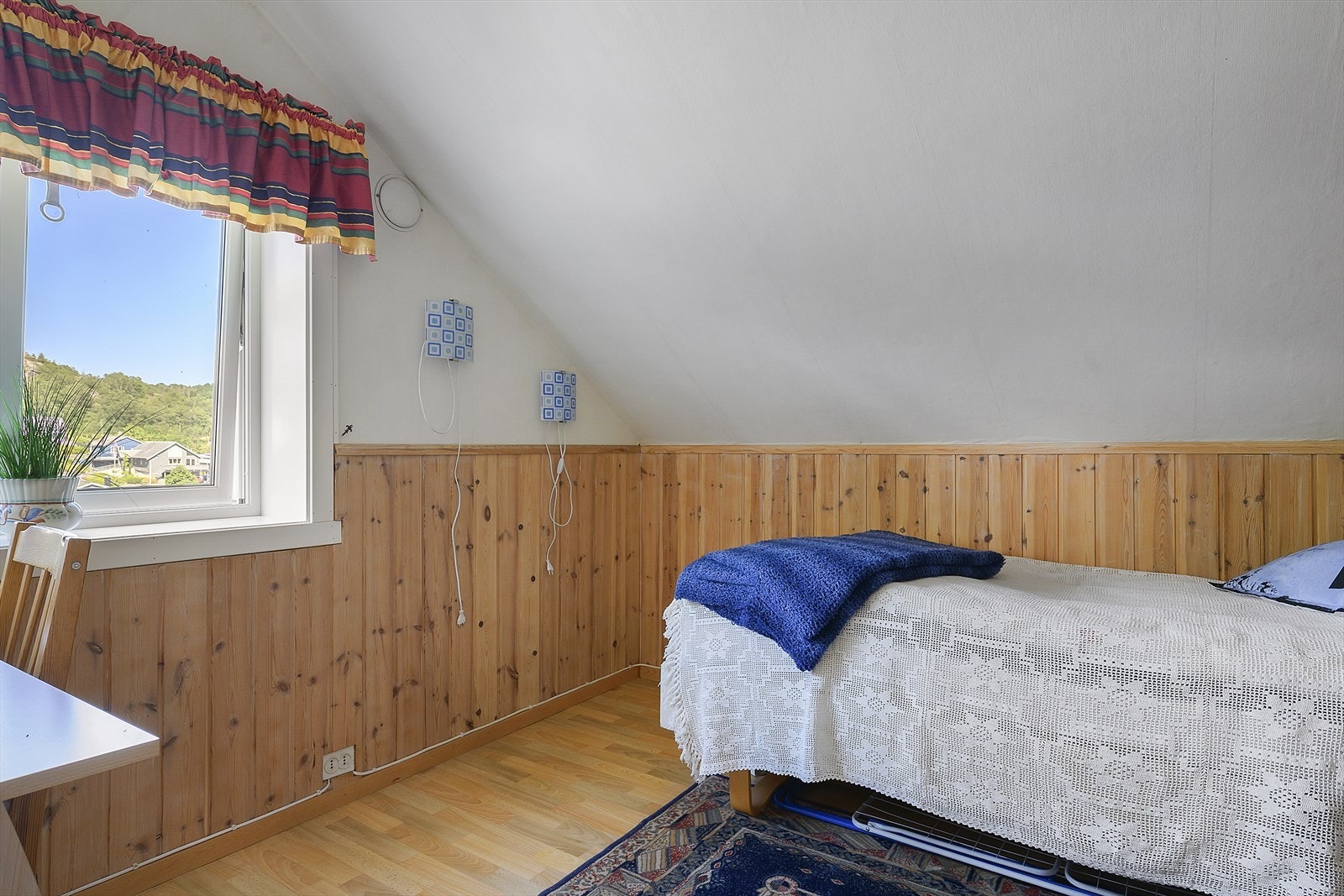 Soverom med plass til seng og skrivebord. Galleribilde