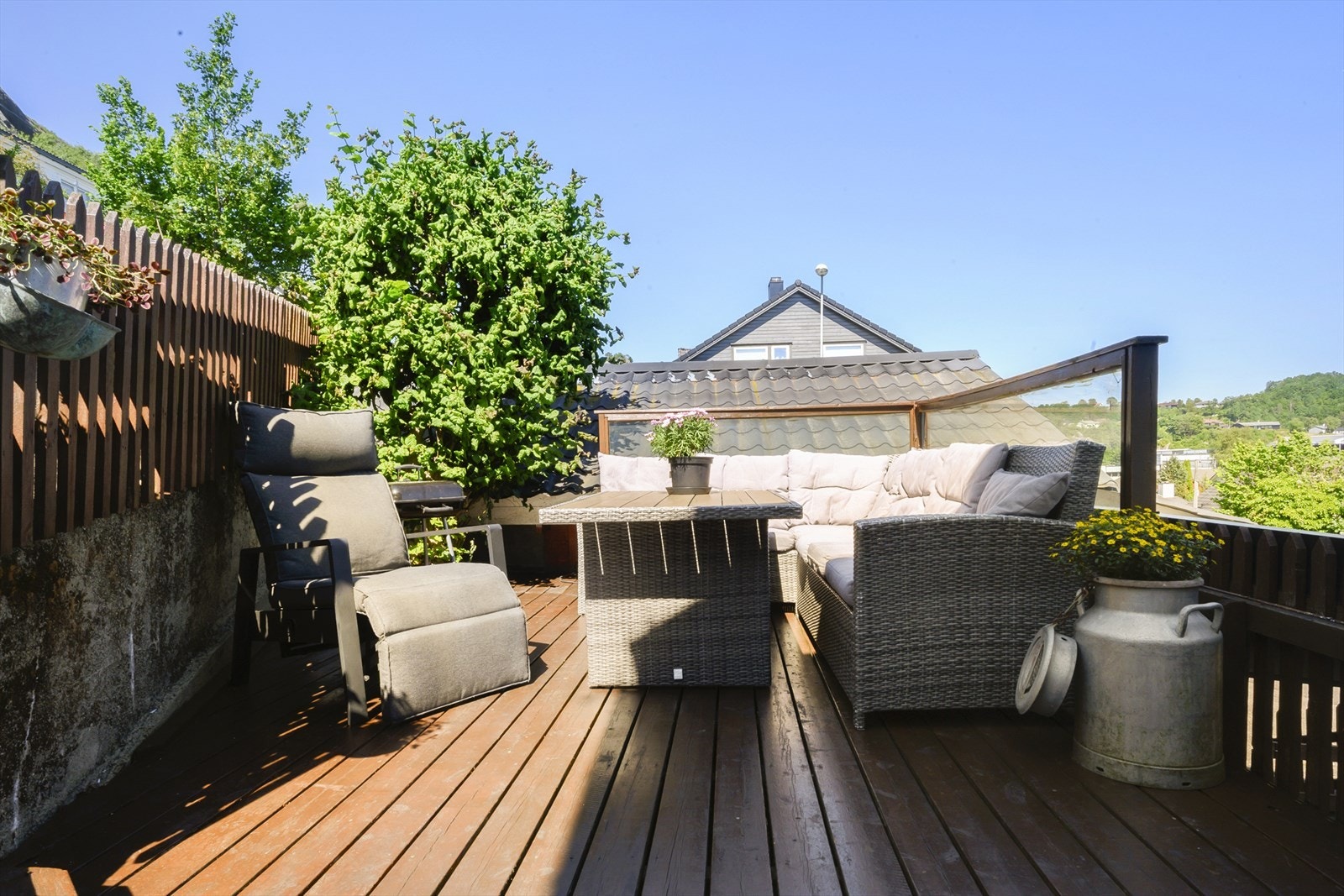 Eiendommen har flere fine uteplasser med et samlet terrasse- og balkongareal på 74 m². Galleribilde