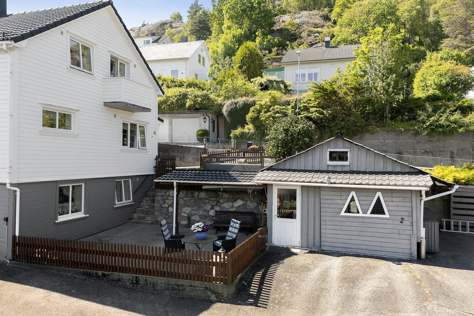 Uteplass ved underetasjen, belagt med belegningsstein. Galleribilde
