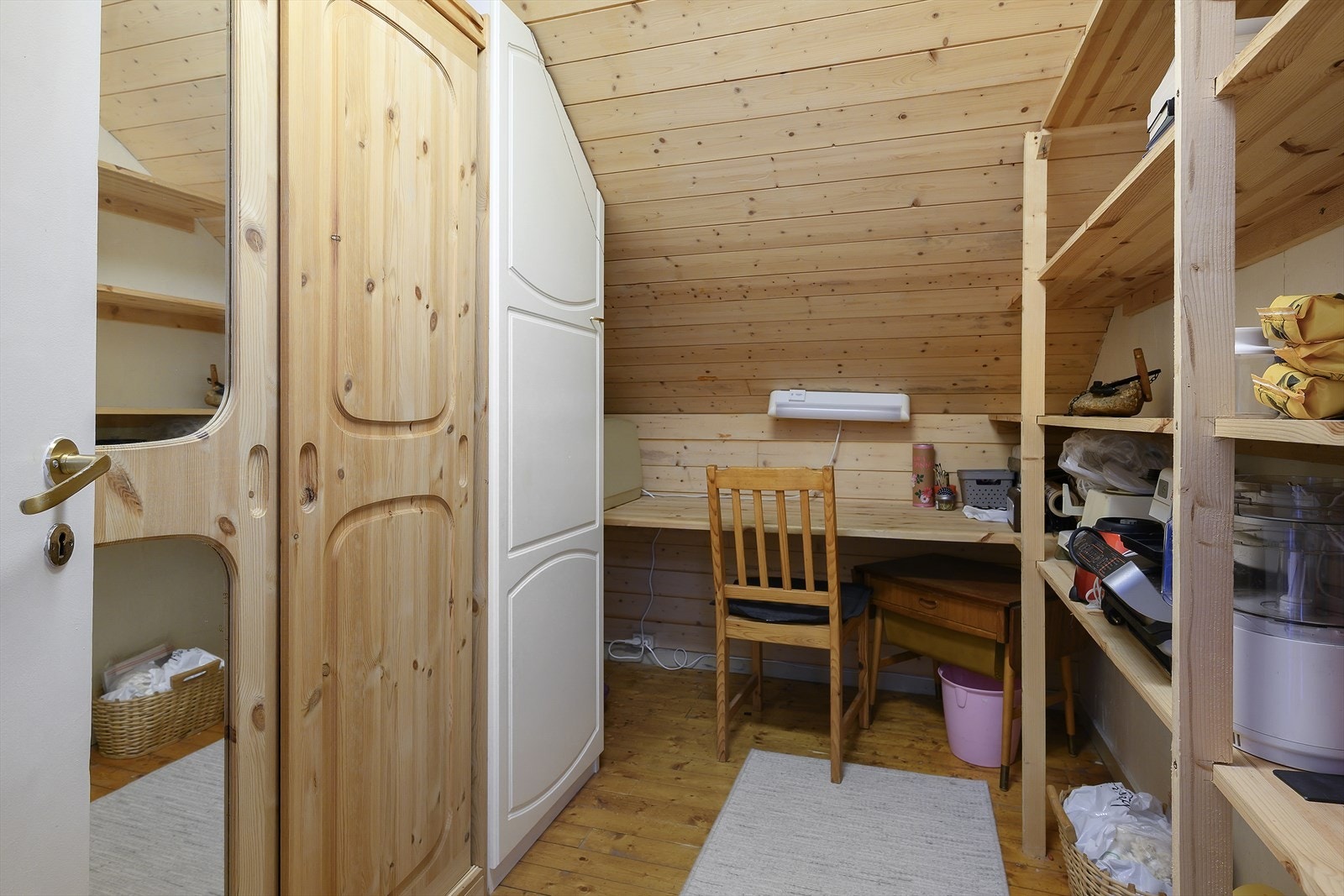Praktisk innredet rom for lagring eller som en liten arbeidsplass. Galleribilde