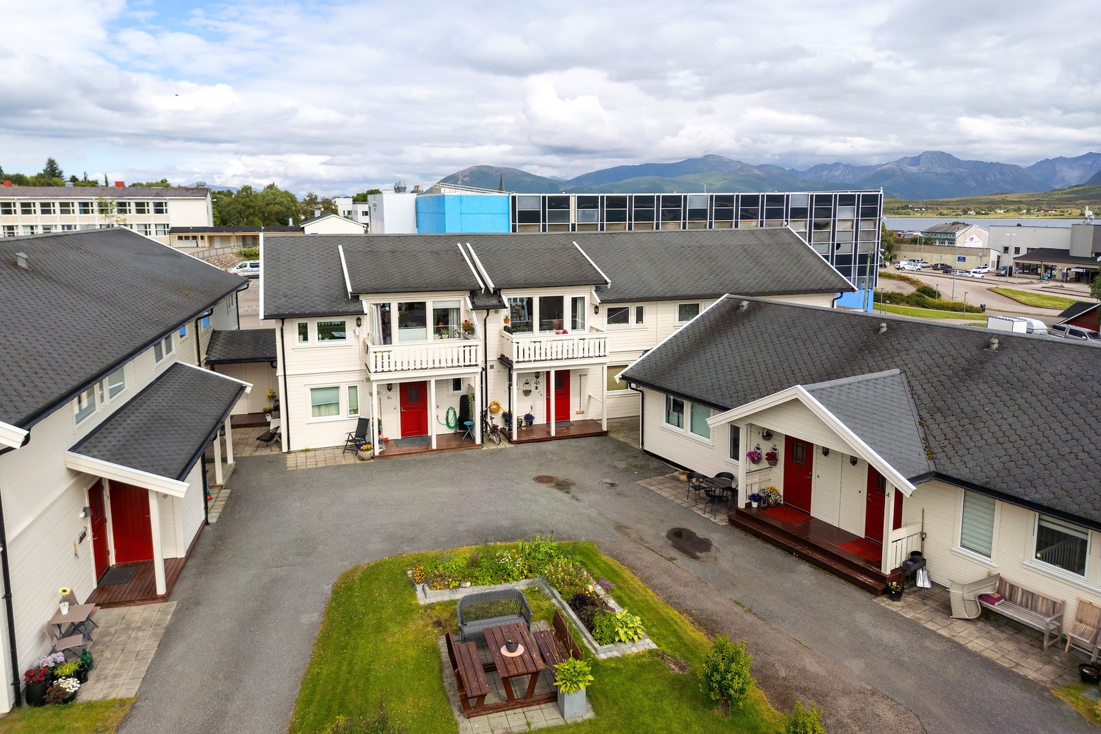 Sortland barneskole og idrettshallen ligger et steinkast unna. Galleribilde