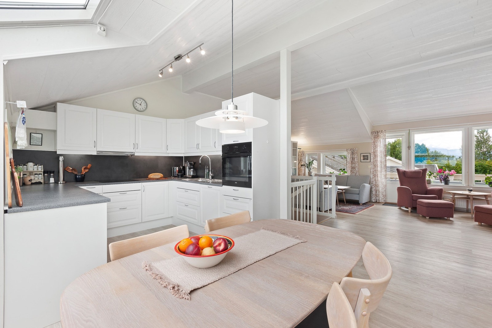Plass til spisebord i tilknytning til kjøkken. Galleribilde