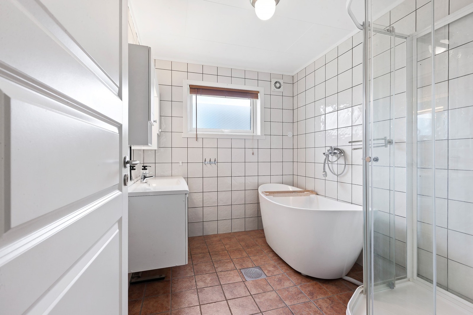 Bad med dusj og badekar. Galleribilde