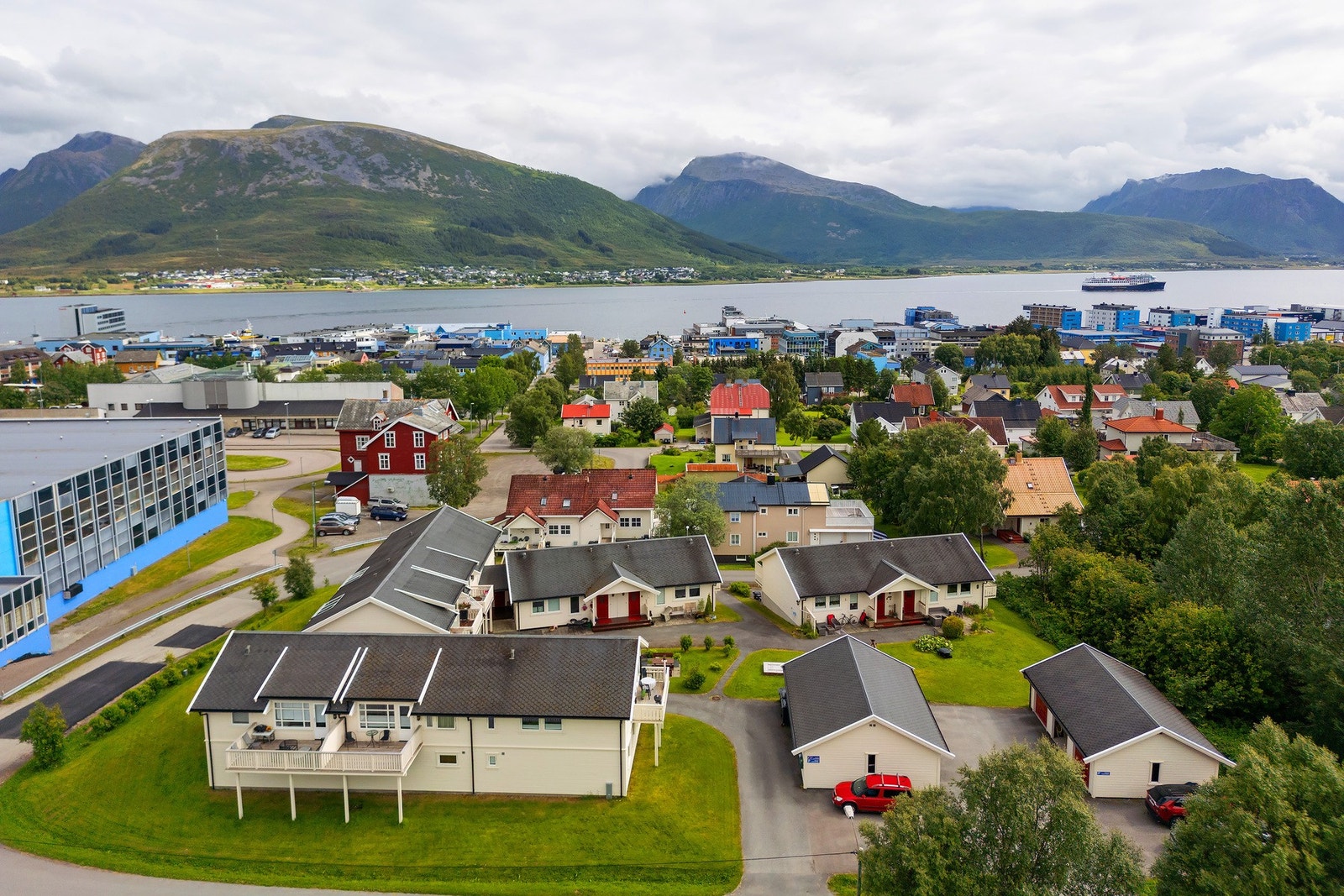 Eiendommen ligger meget sentralt til med kort vei til alle byens fasiliteter. Galleribilde