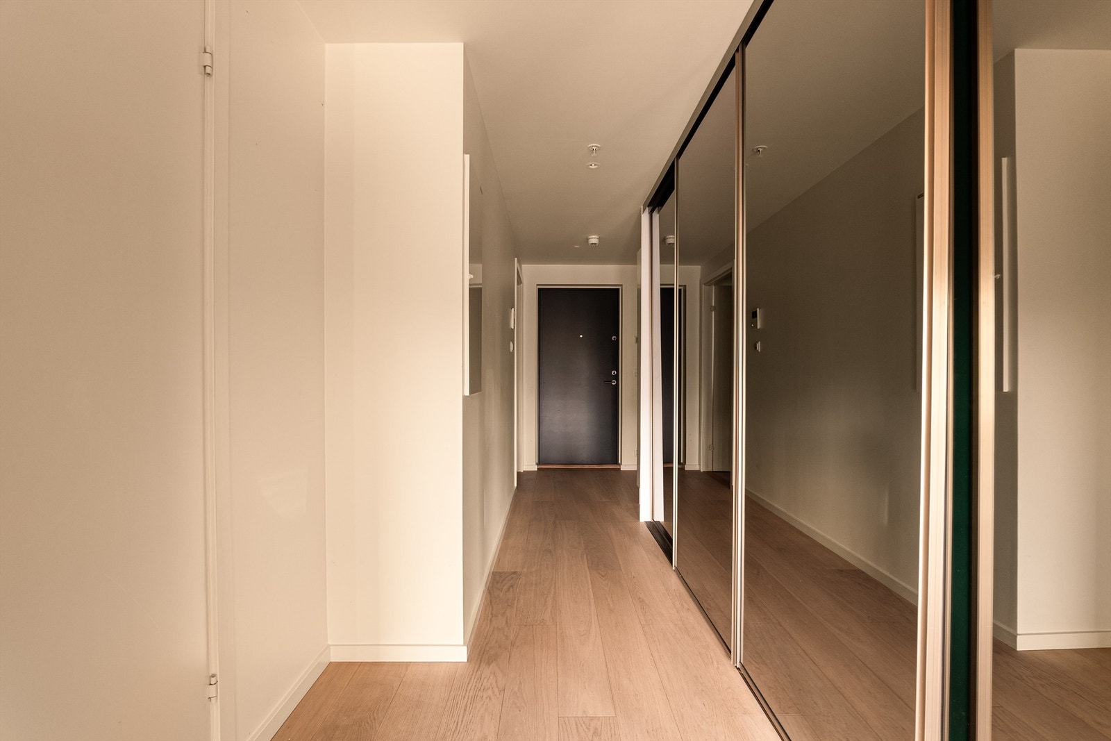 I den nær seks meter lange entreen er en stor og praktisk speildørsgarderobe installert. Galleribilde