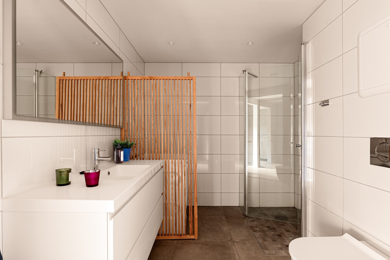 Badet har vannbåren gulvvarme. Spotter innfelt i himlingen kan dimmes. Sprukne fliser og slitte fuger i dusjsonen bør skiftes ut. Galleribilde