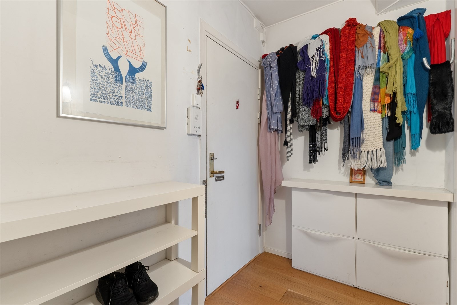 For ytterligere oppbevaring disponerer leiligheten en ekstern bod på ca. 2 m². Galleribilde