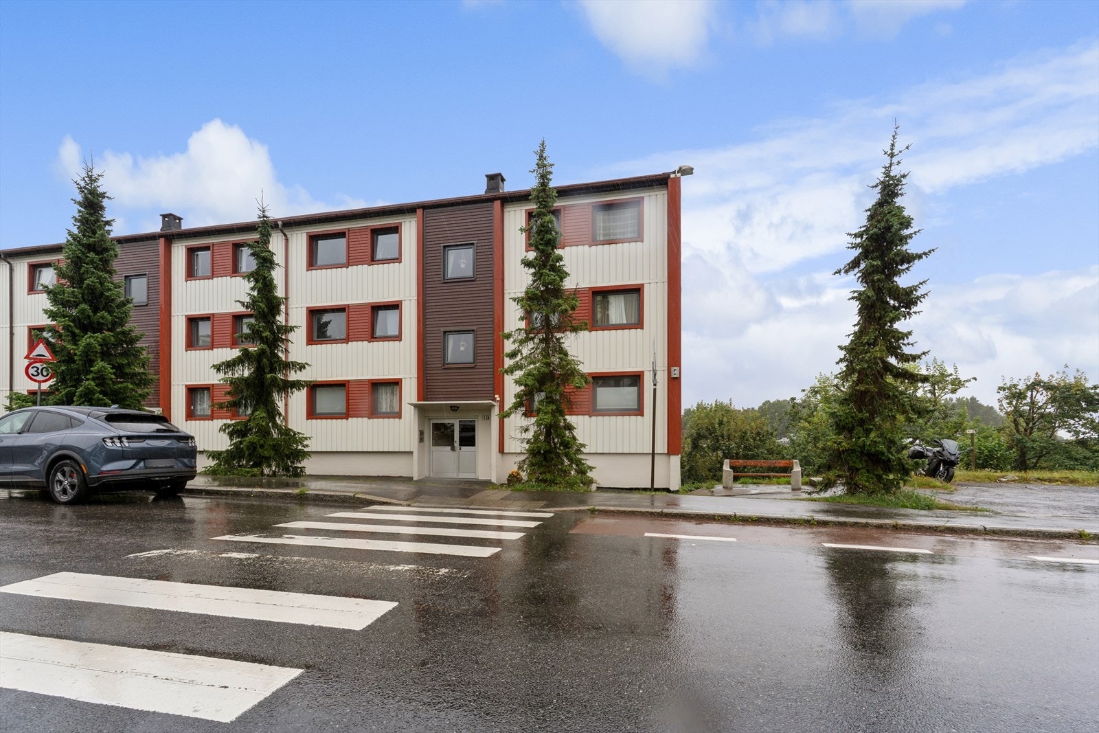 Leiligheten ligger i et veletablert borettslag med kort vei til Rødtvet T-banestasjon og turområder i Lillomarka. Galleribilde