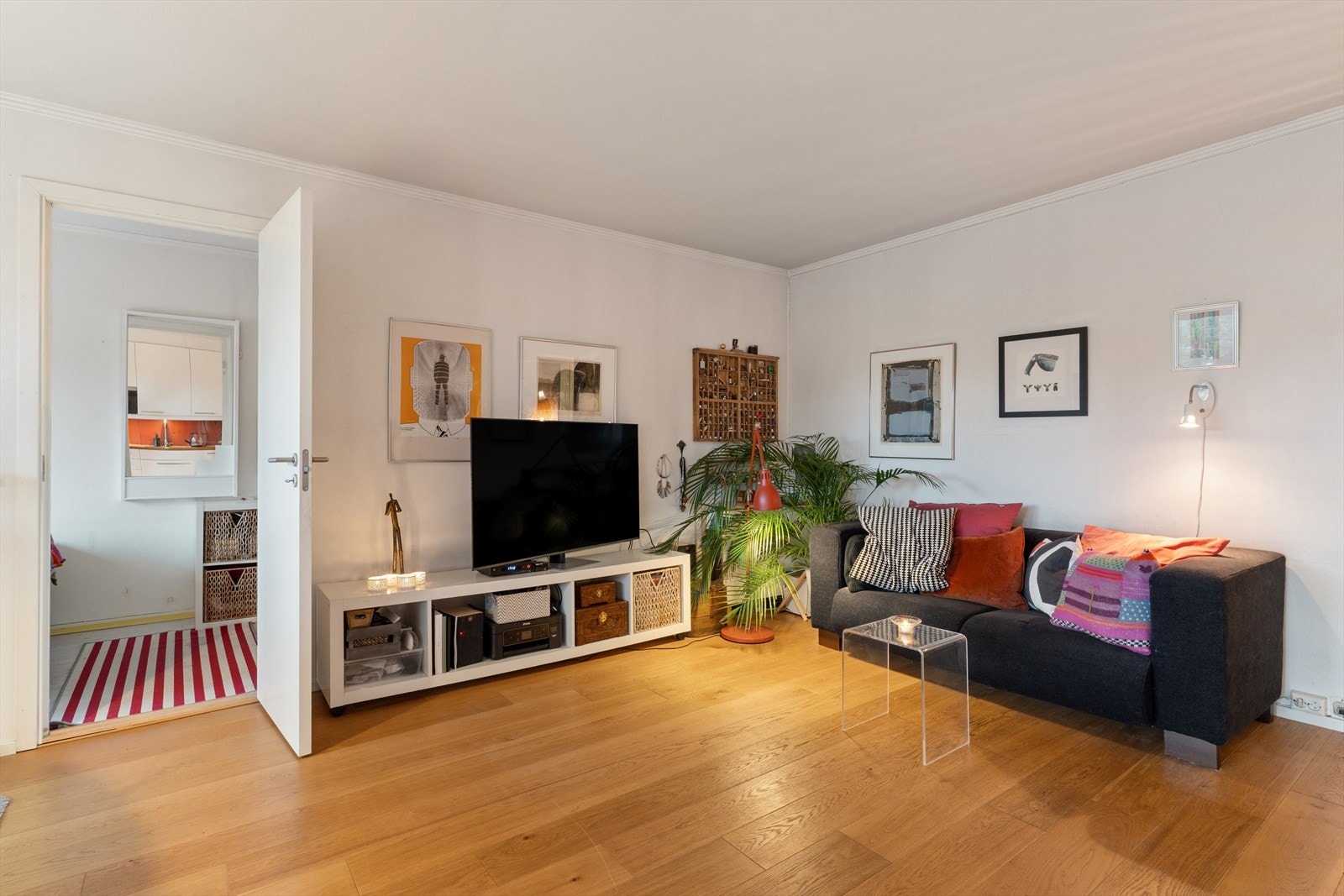 Det er god plass til både sofa- og spisegruppe. Galleribilde