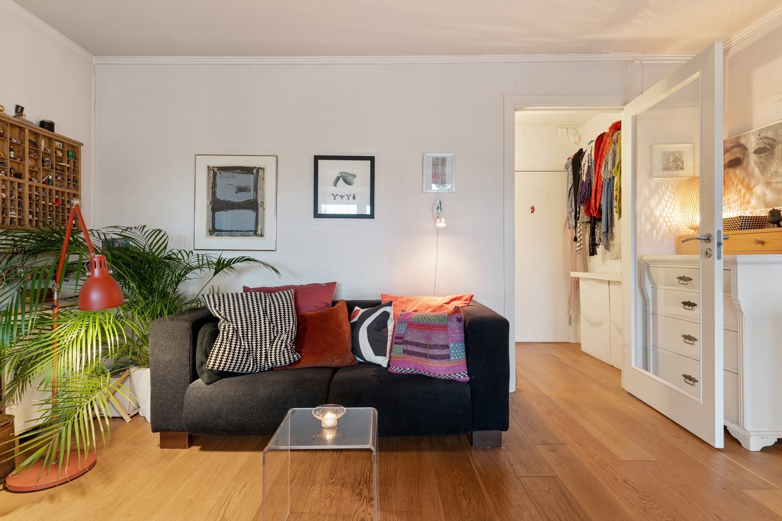 Rommet har parkett på gulvet, malte vegger og en takhøyde på ca. 2,43 meter. Galleribilde