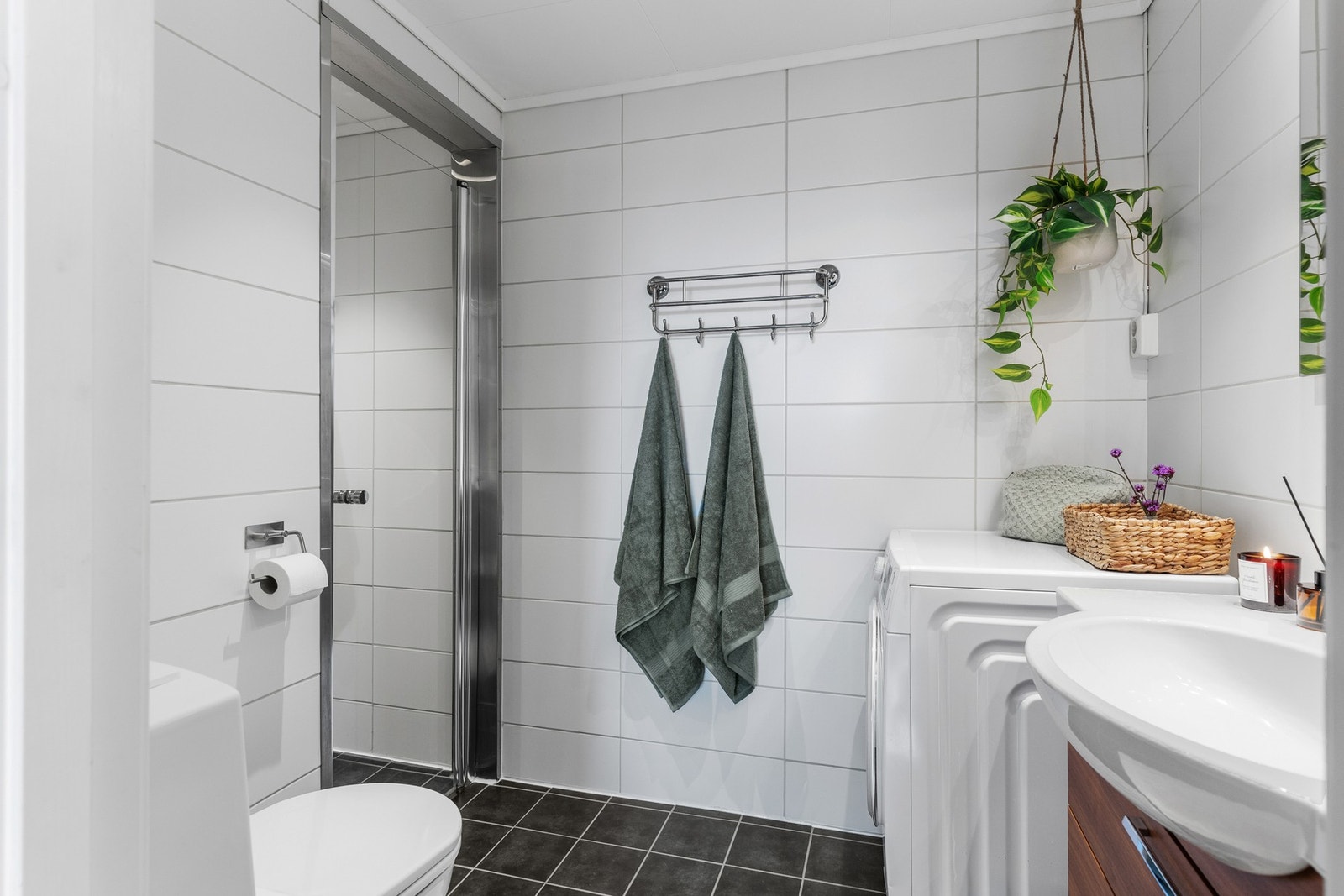 Badet nyter godt av moderne preg og en praktisk romløsning. Det er opplegg til vaskemaskin i rommet. Galleribilde