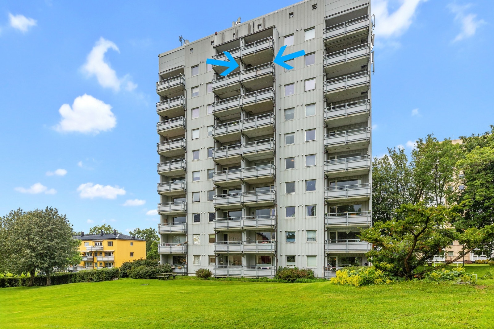 Fasade. Leiligheten disponerer 2 boder på hhv. 2 og 4 kvm. Heis i bygget. Galleribilde