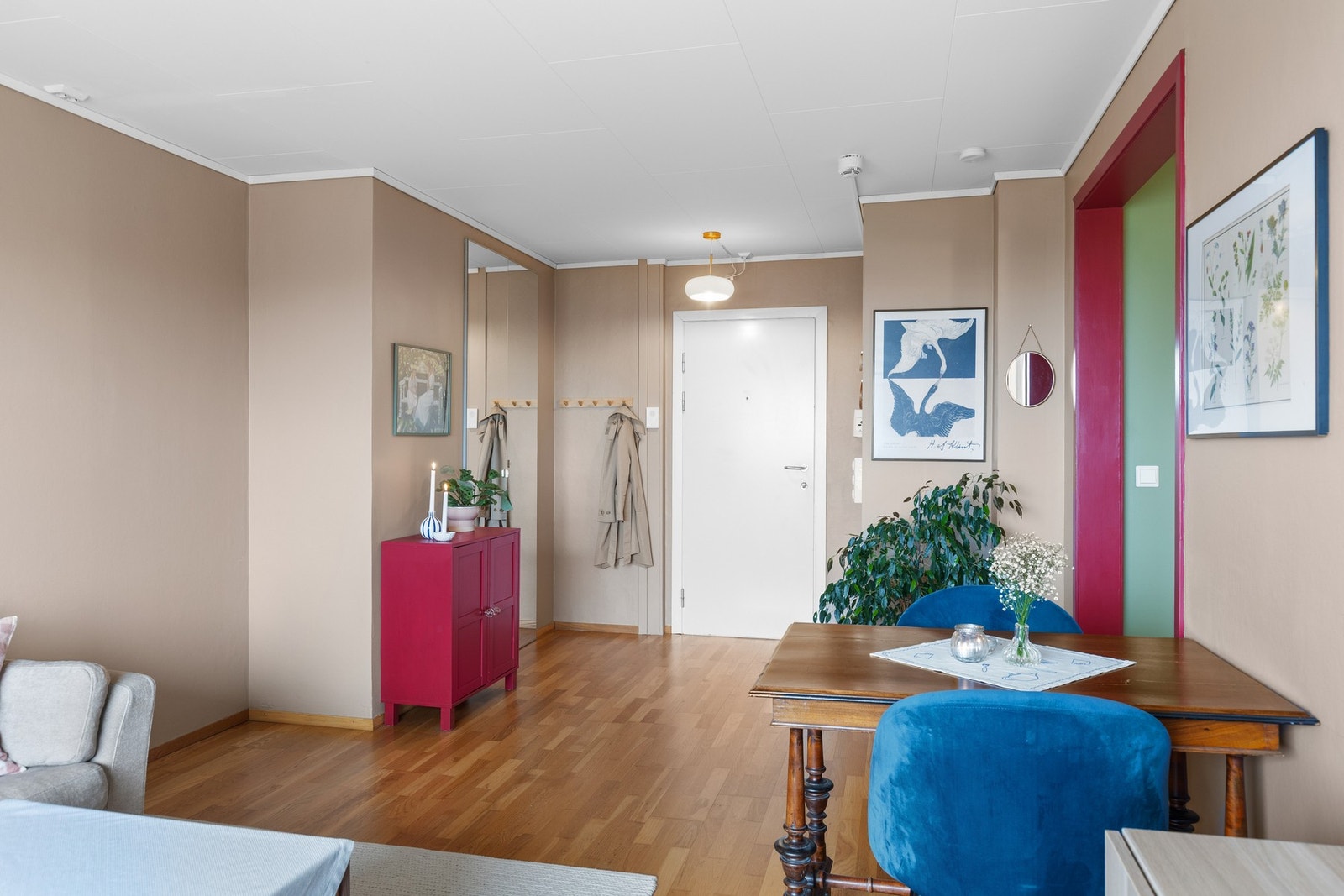 Det er parkett i store deler av leilighet med unntak av bad. Det er innredet et praktisk garderobeskap ved entréen. Galleribilde