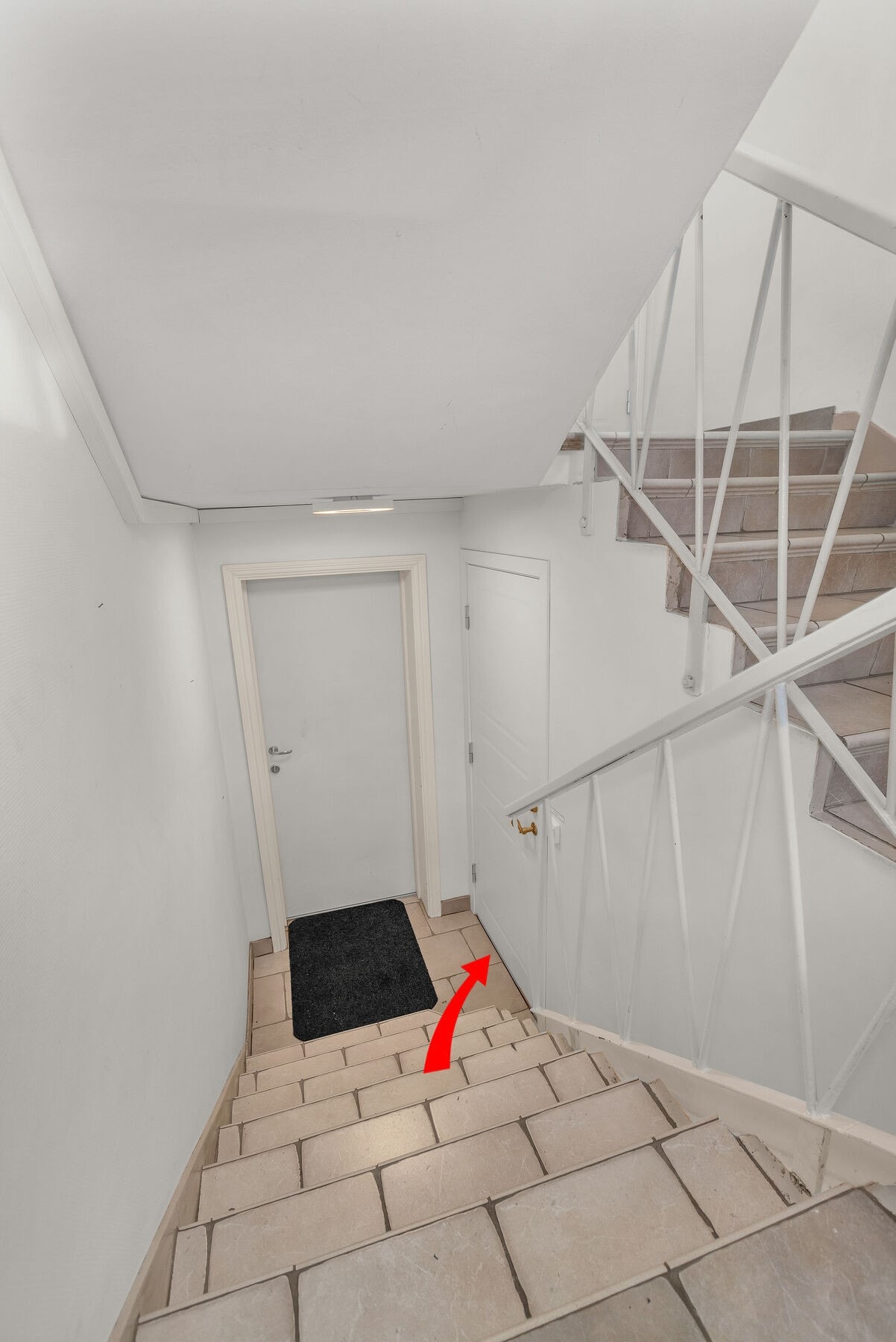 Adkomst til leiligheten i kjelleretasjen. Galleribilde