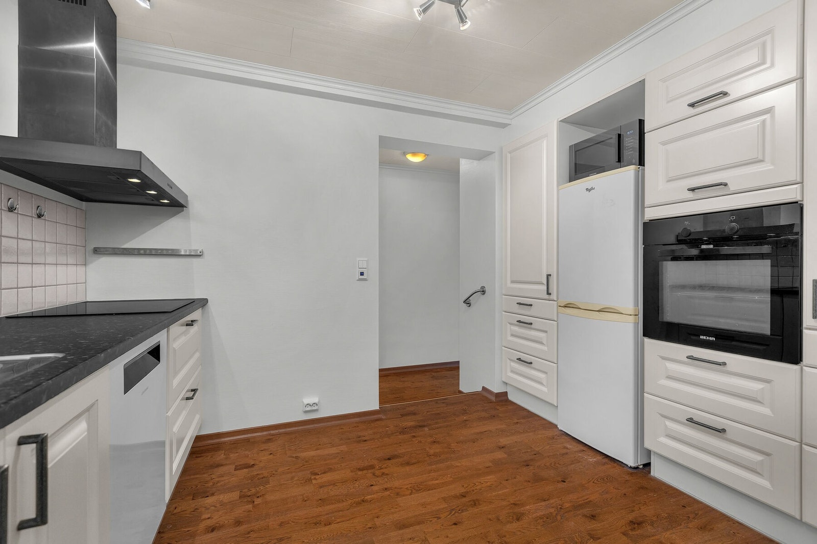 Kjøkkenventilator med avtrekk ut sørger for god utlufting under matlaging. Galleribilde