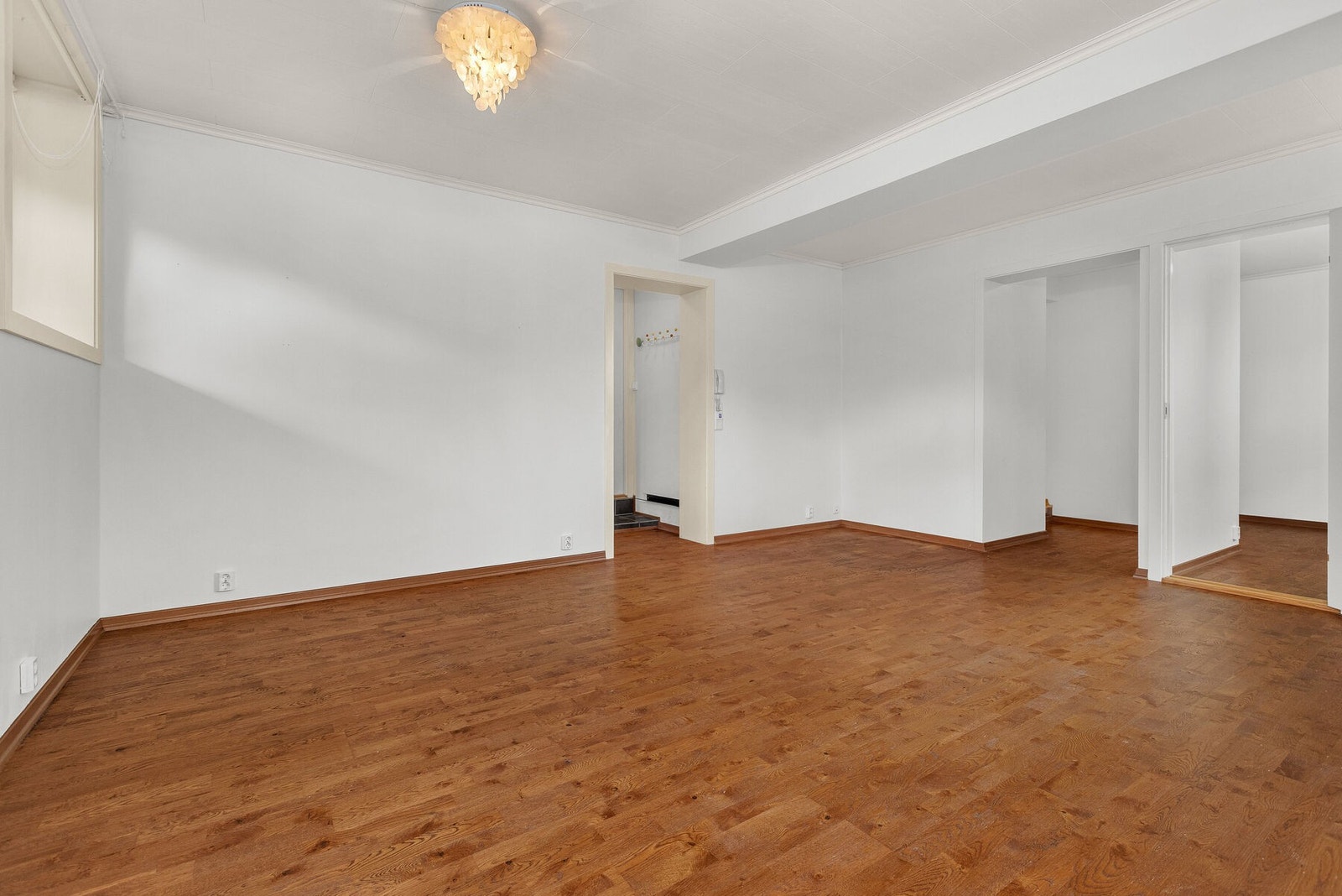 Rommet har plass til både sofagruppe og spisebord. Galleribilde