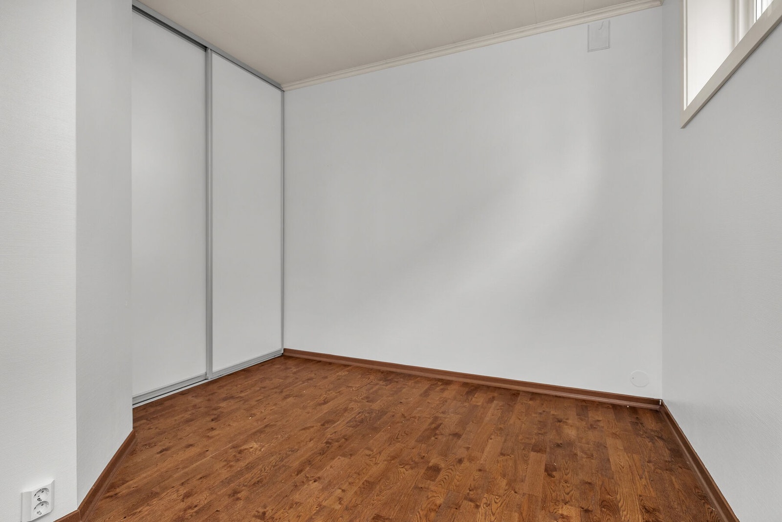 Soverom med parkett på gulv og plass til dobbeltseng. Galleribilde