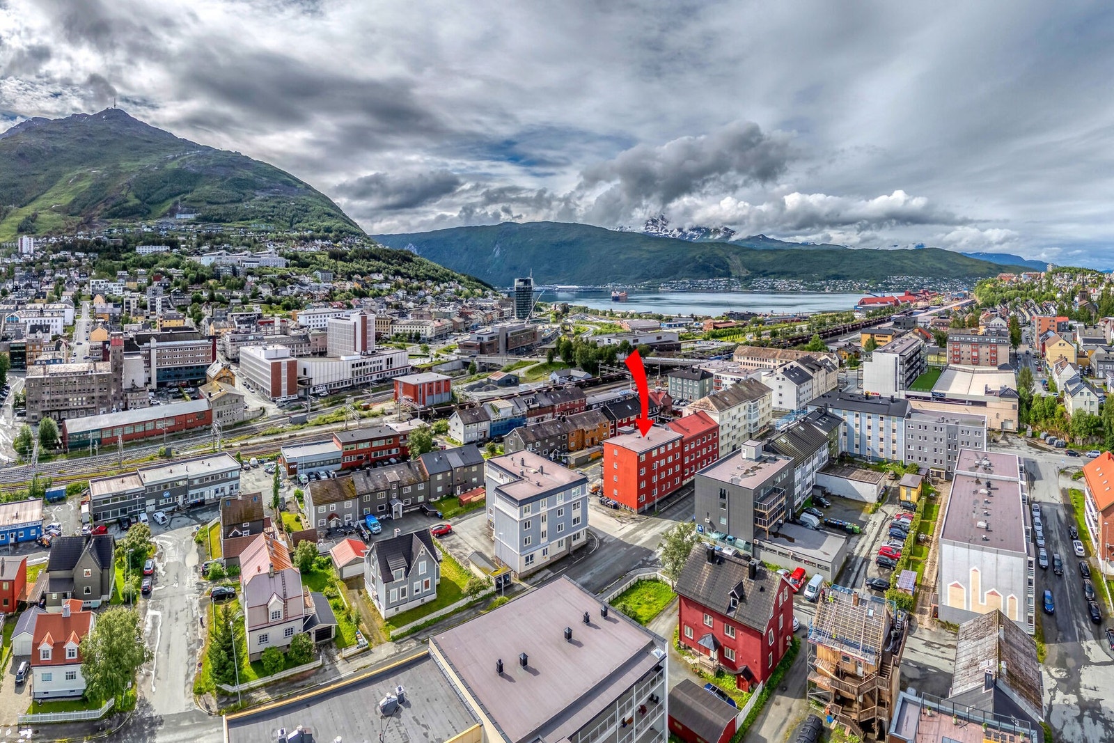 Fra eiendommen er det utsikt mot fjorden og fjellene. Galleribilde