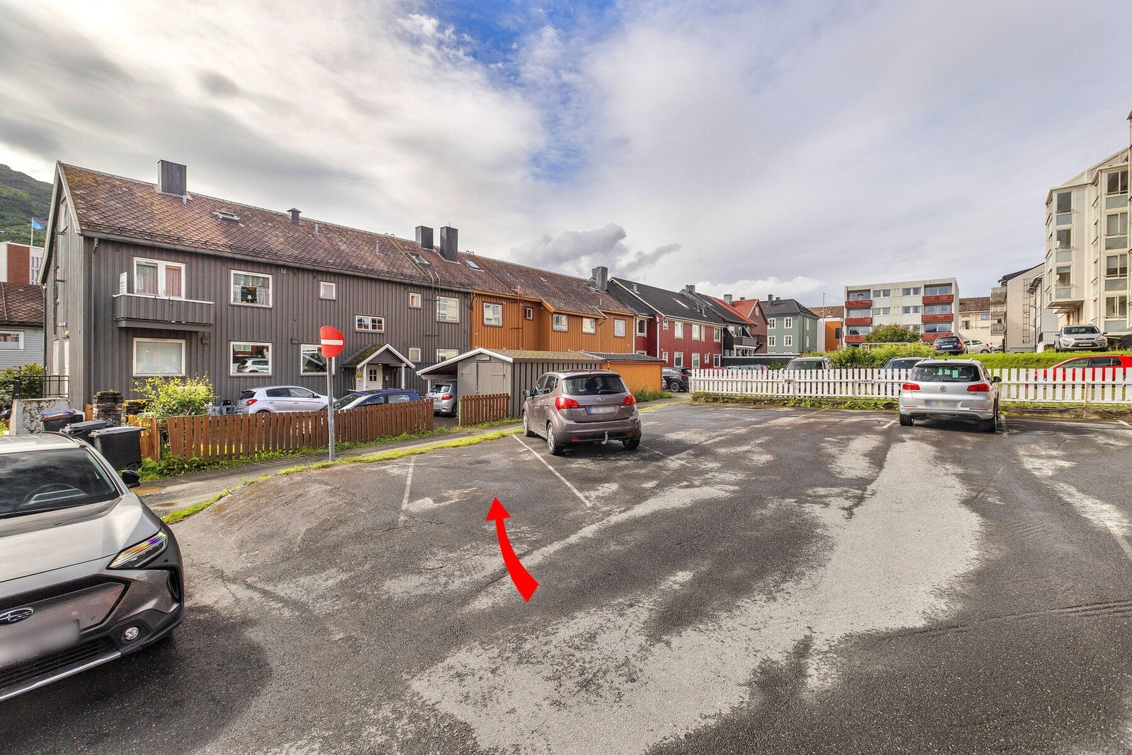 Tomten er i hovedsak flat og opparbeidet. Galleribilde
