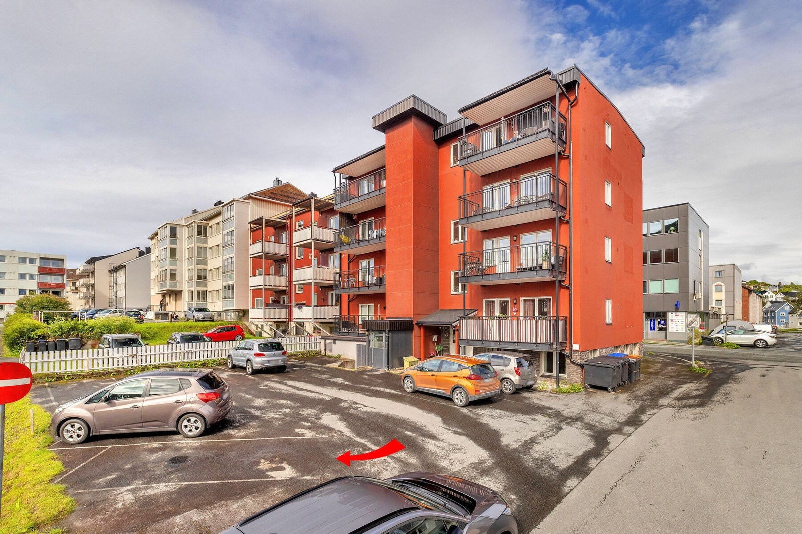 Oversikt over bygget og den asfalterte gårdsplassen. Galleribilde