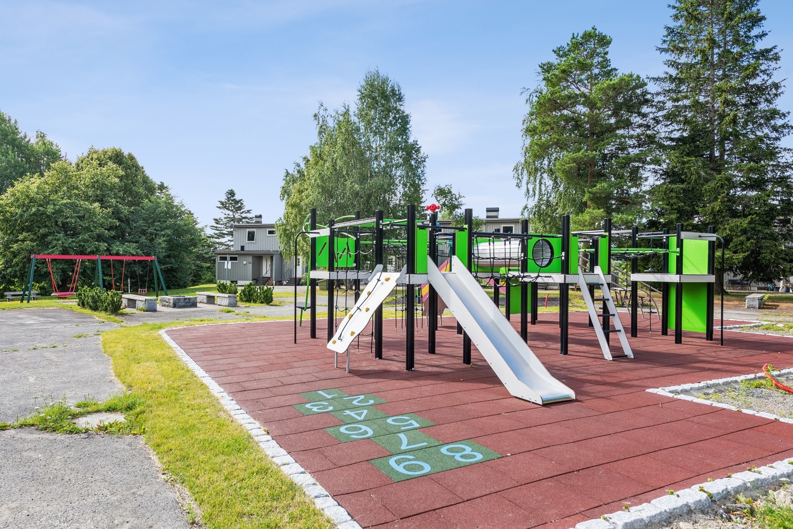 En flott lekeplass på borettslagets område. Her er det fine lekemuligheter for barn og sittegrupper. Galleribilde
