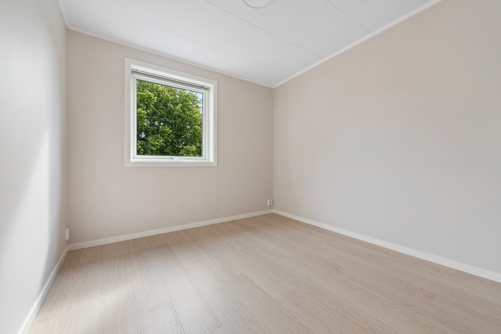 Soverom 3, også av god størrelse. Det er persienner i alle husets vinduer i 1. og 2. etasje. Galleribilde