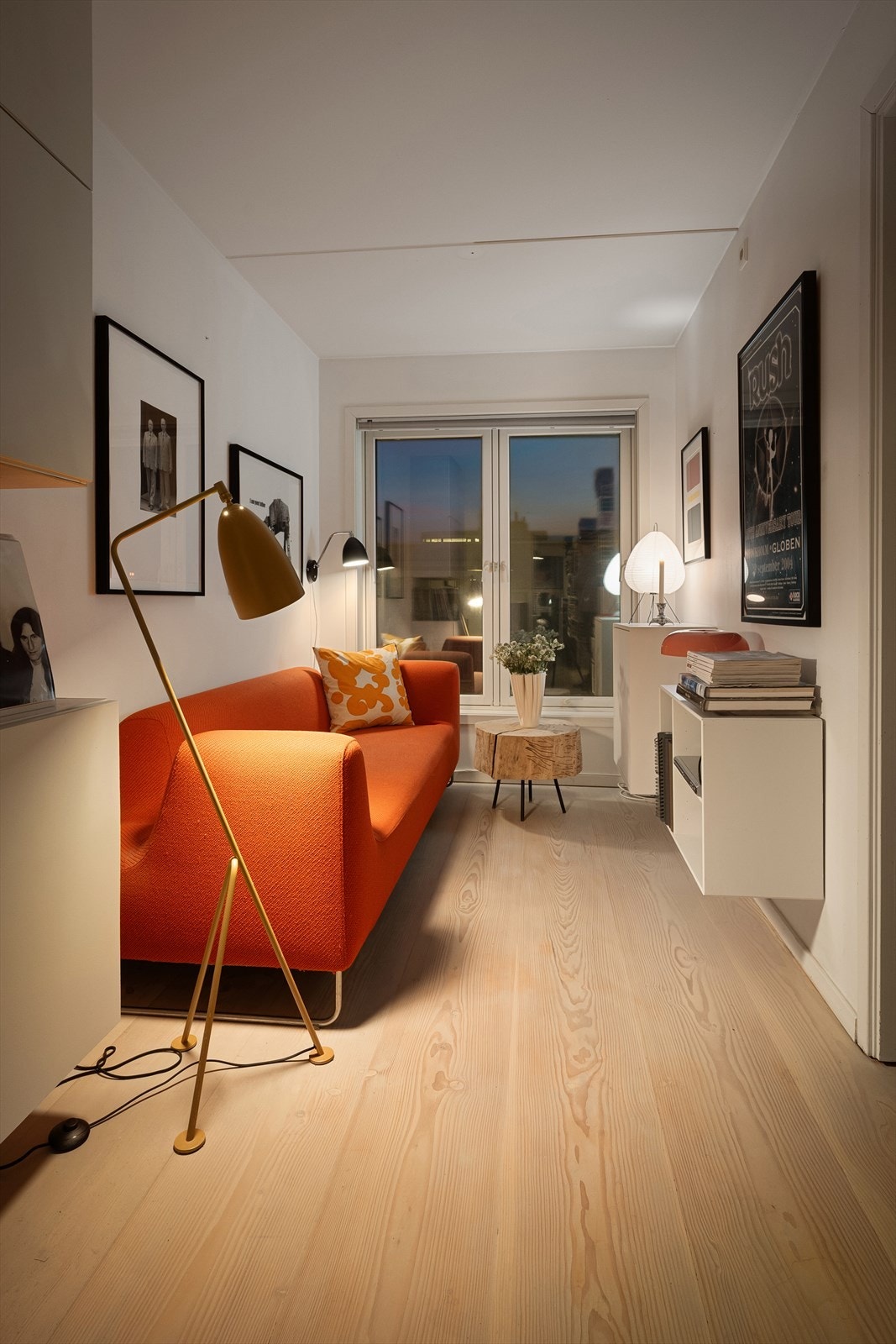 Hyggelig kveldsstemning i tv-stuen. Plass til blant annet sofa, bord og tv-benk Galleribilde