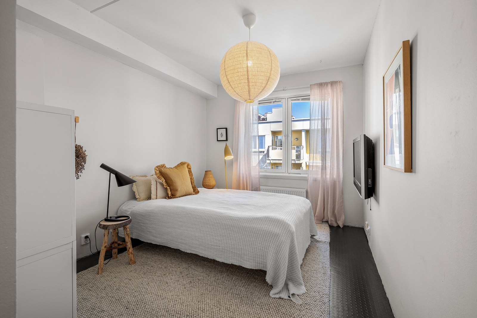 Hovedsoverom med plass til dobbeltseng og nattbord Galleribilde