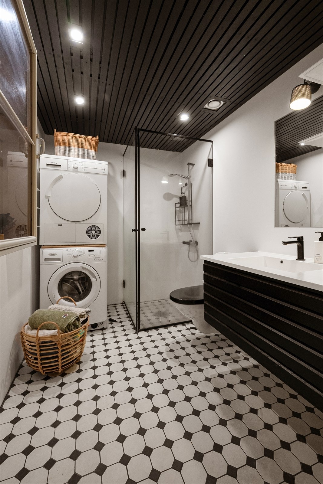 Badet består av vegghengt servantskap fra Unoform med heltstøpt Corian heldekkende servant og armatur, speil over servant med overlys, dusjnisje med innfellbare og dusjarmatur, samt vegghengt toalett. Plass og opplegg til vaskemaskin og tørketrommel Galleribilde