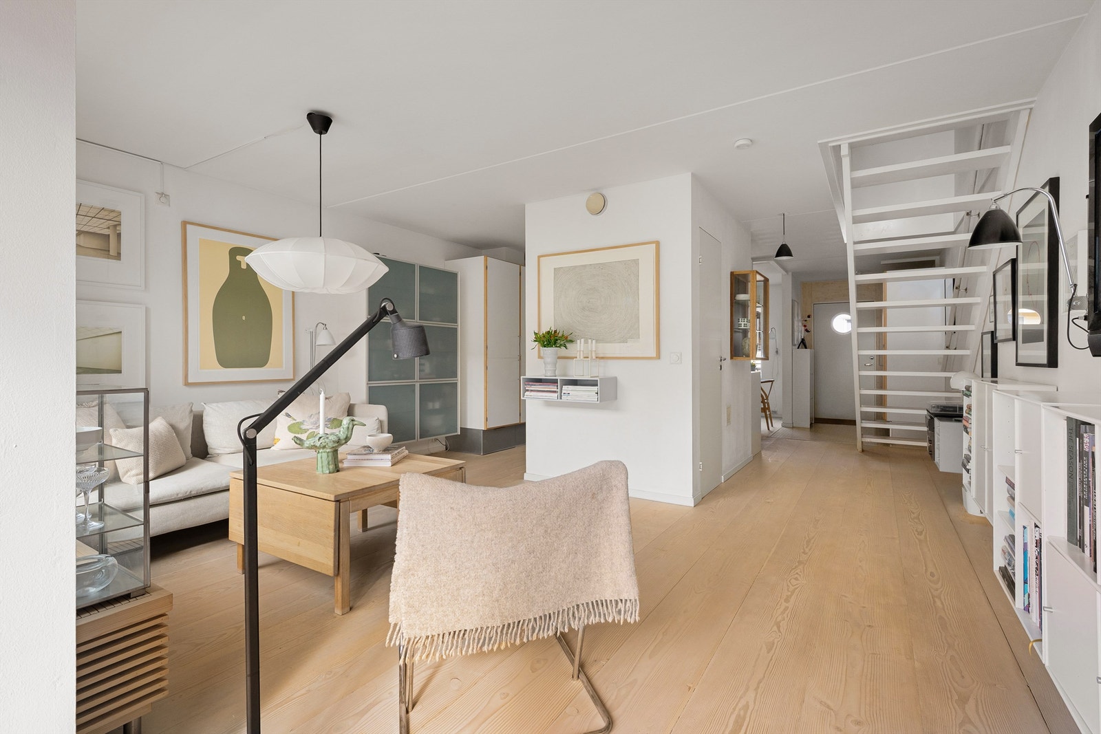 God takhøyde og spiler med downlights i deler av himlingen gir "townhouse"-følelsen Galleribilde