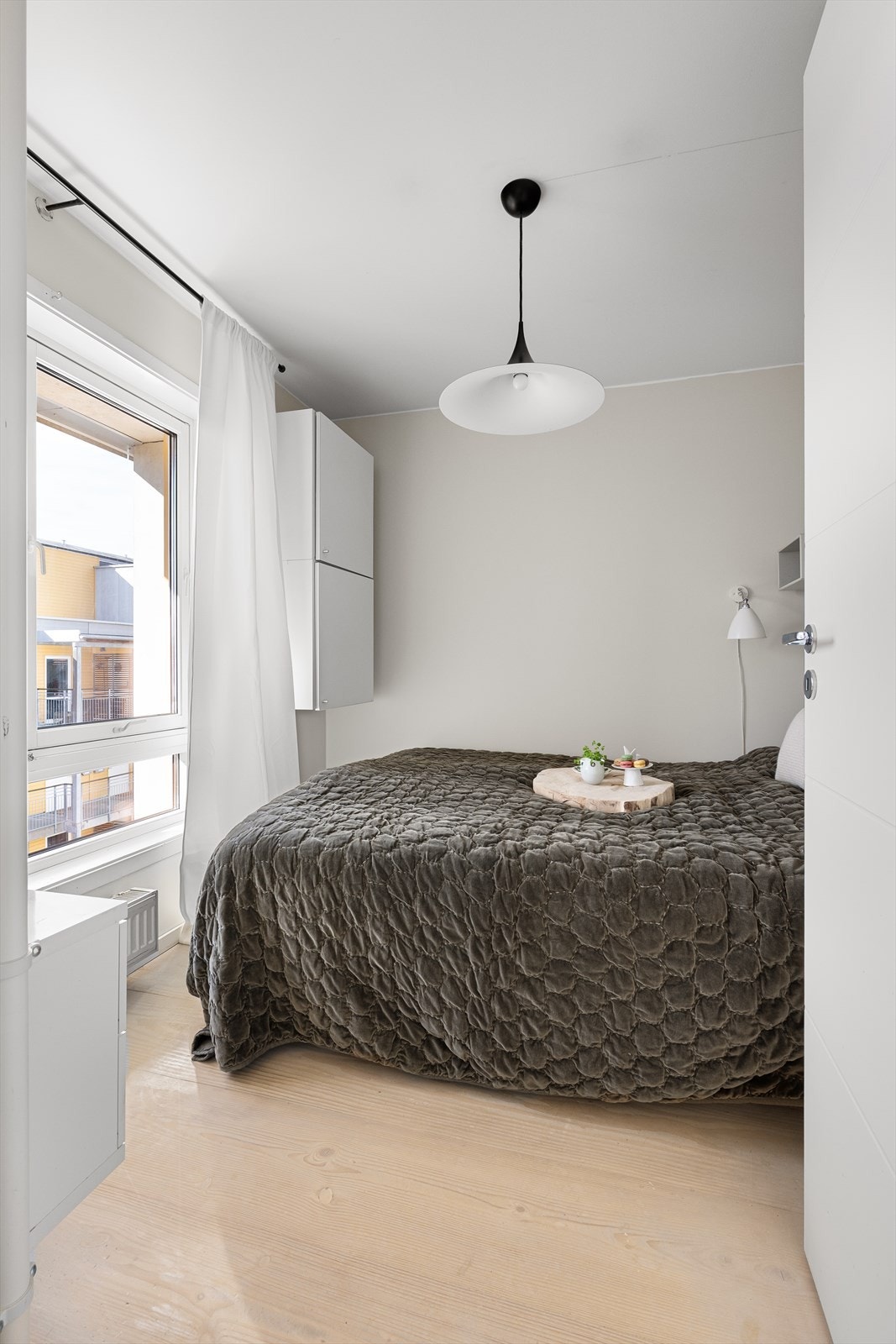 Plass til enkeltseng, kontorbord, skrivebord og kommode Galleribilde