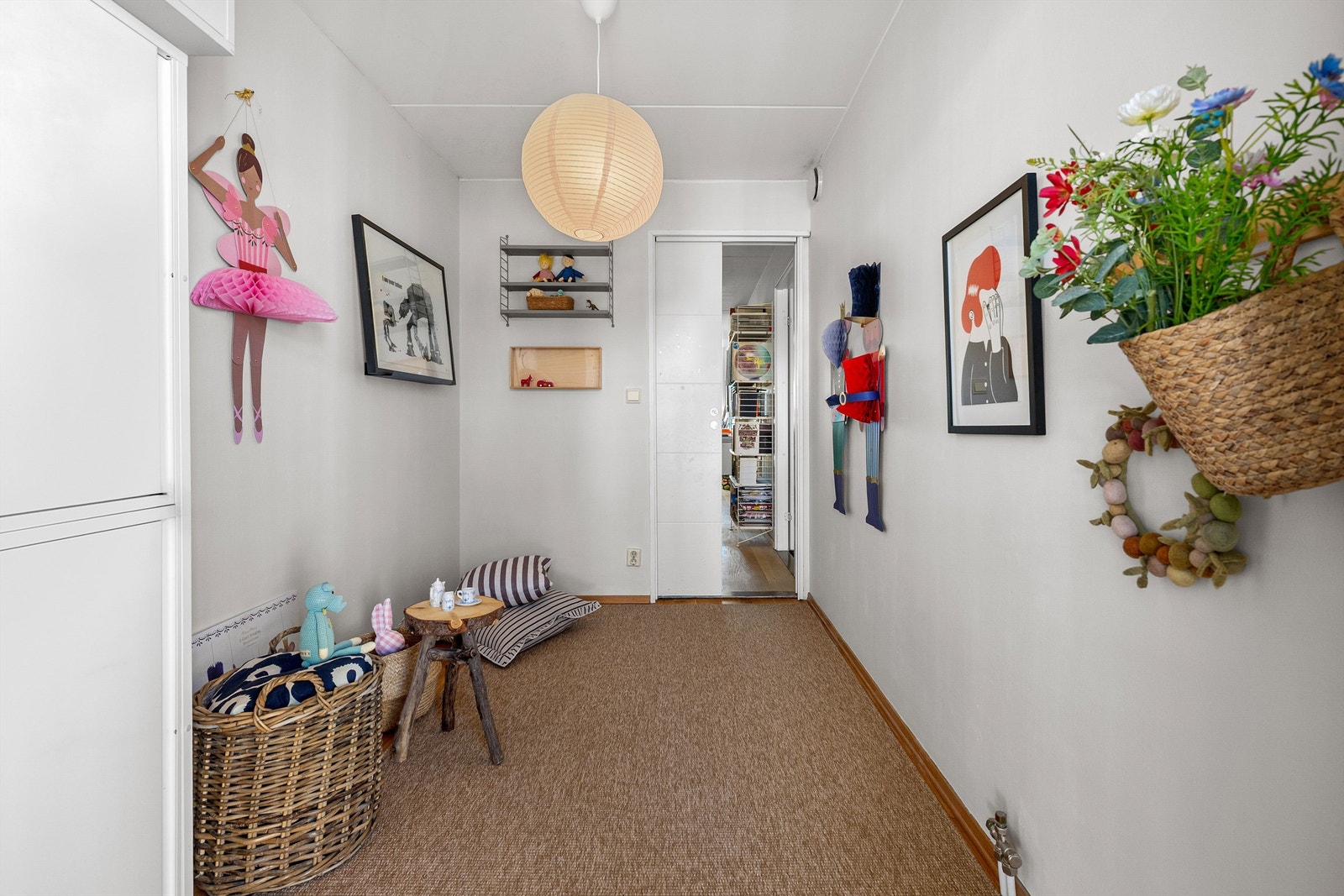 Plass til enkeltseng, skrivebord, kontorstol og skap Galleribilde