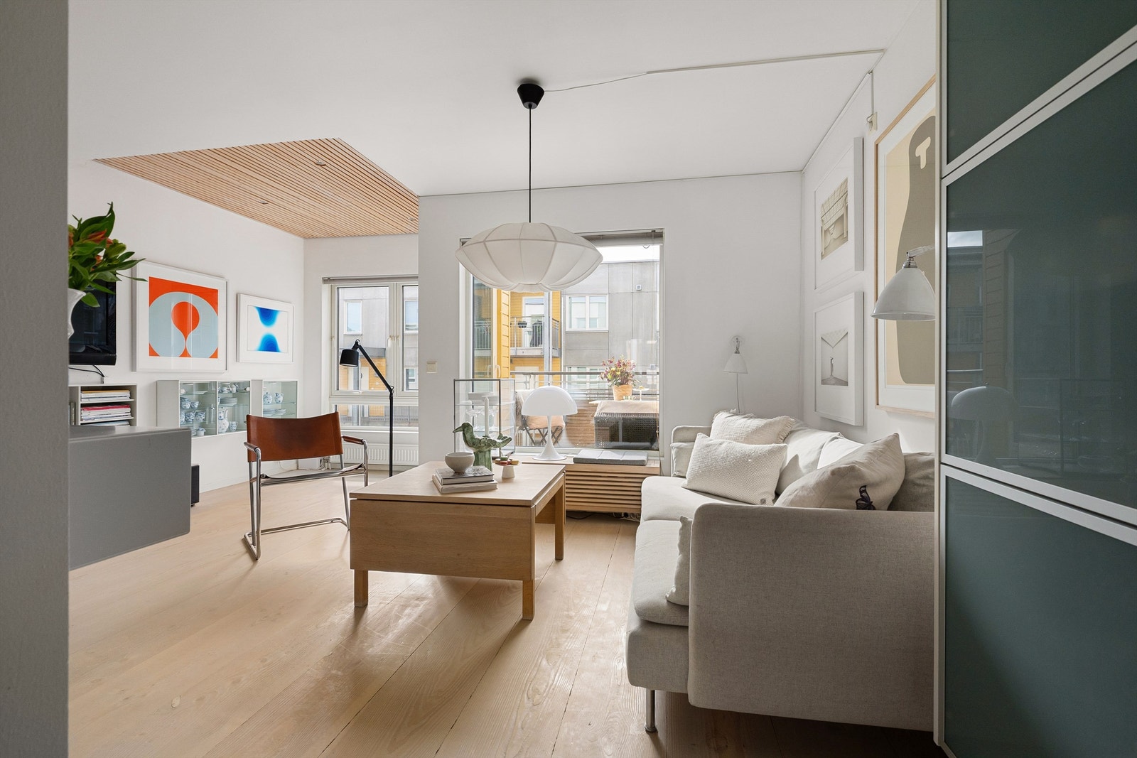Leiligheten har en gjennomgående planløsning og et nordisk design Galleribilde