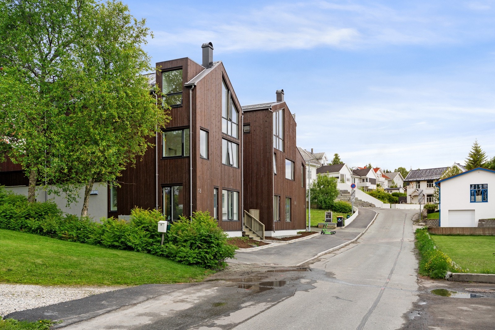 Alle husene har direkte adkomst til tunet, og området er kjent for sin rolige atmosfære, samtidig som du bor bare et steinkast fra sentrum og alle dets fasiliteter.