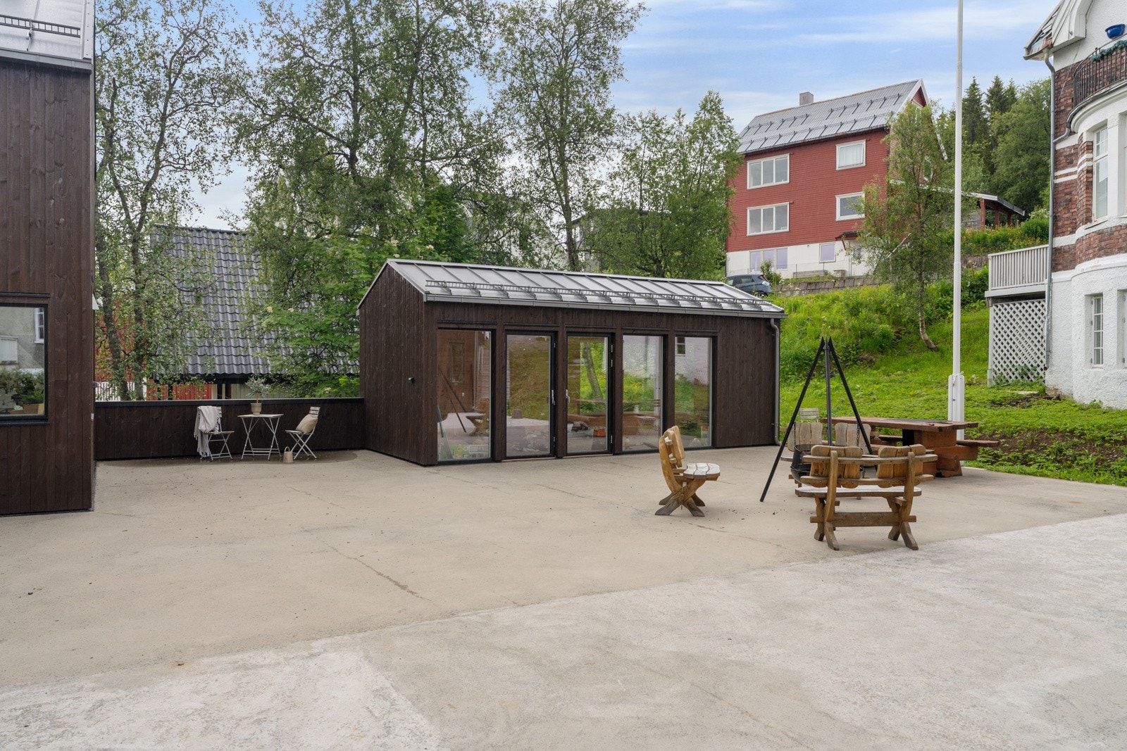 På tunet er det koselig lysthus / vinterhage som kan nytes året rundt.