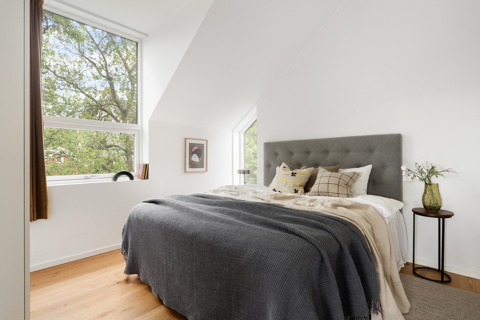 Master bedroom med direkte adkomst til eget bad.