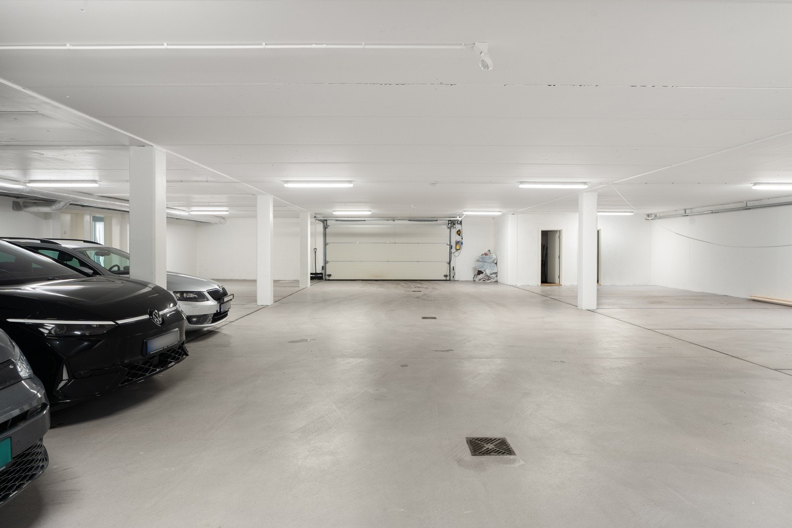 Boligen har parkering i garasjeanlegg i underetasjen, slik at du slipper snømåking og isskraping på kalde vinterdager.