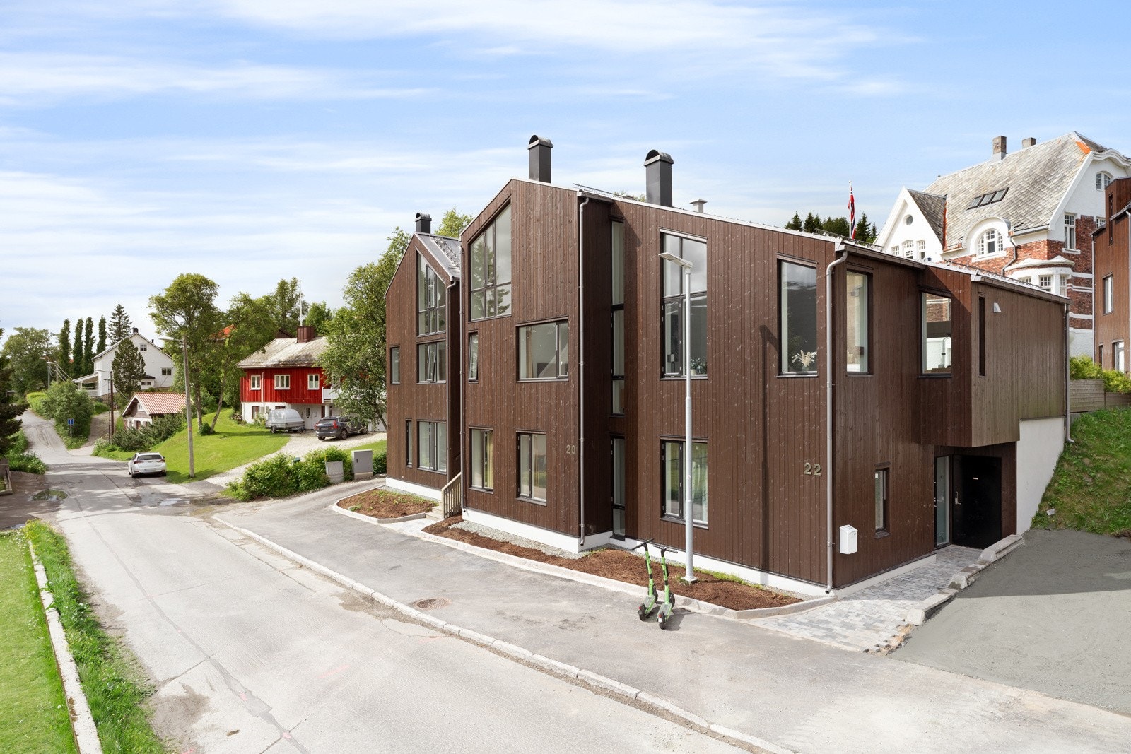 Alt er lagt til rette for et komfortabelt og moderne liv - både i materialvalg, planløsning og tekniske løsninger.